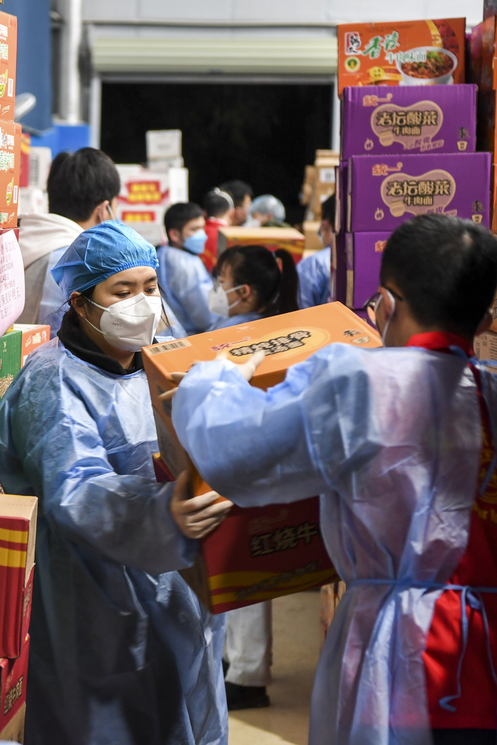 2月11日，工作人員在德保縣一處倉庫搬運物資。（新華社）