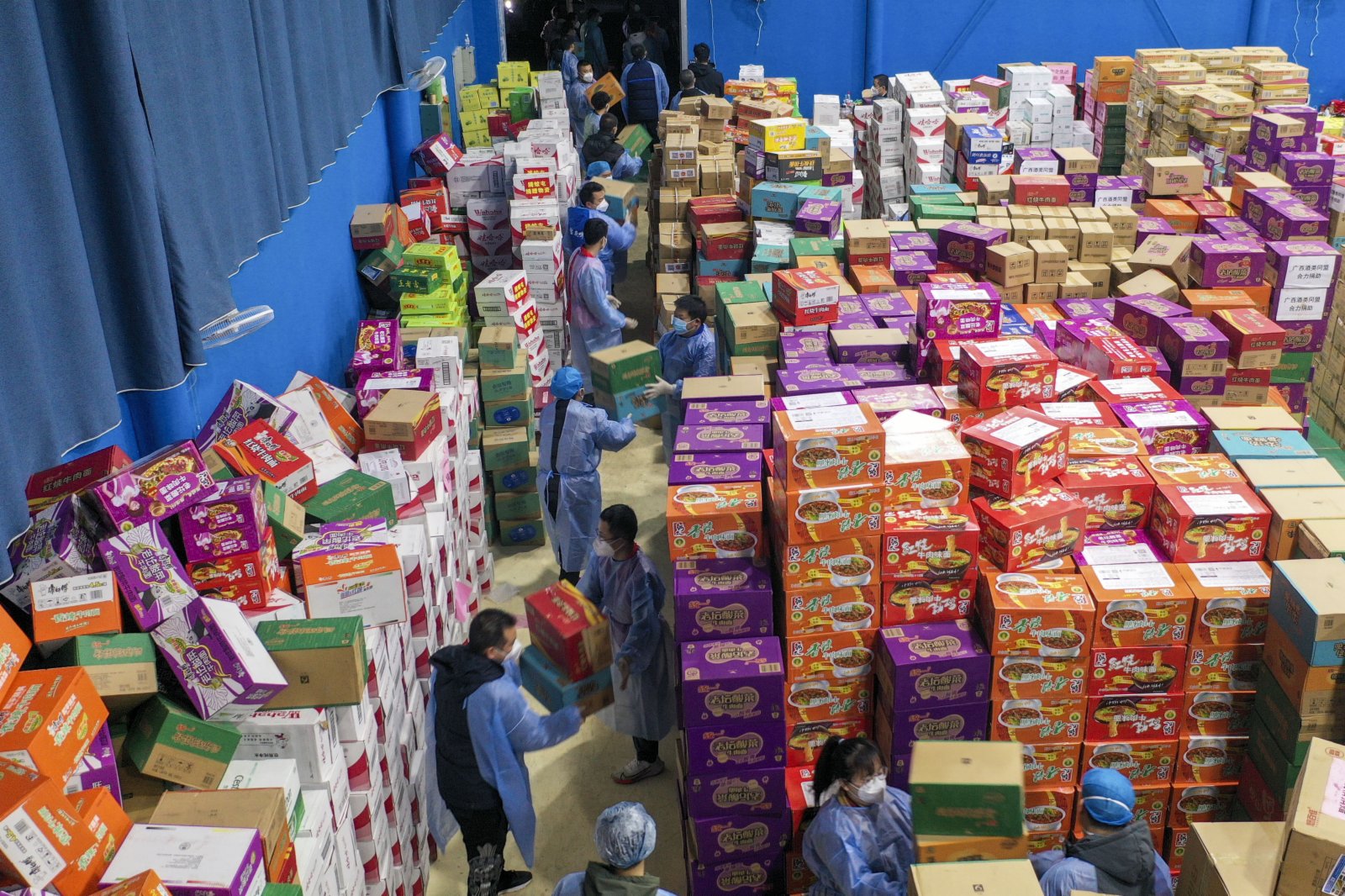 2月11日，工作人員在德保縣一處倉庫轉運物資。（新華社）