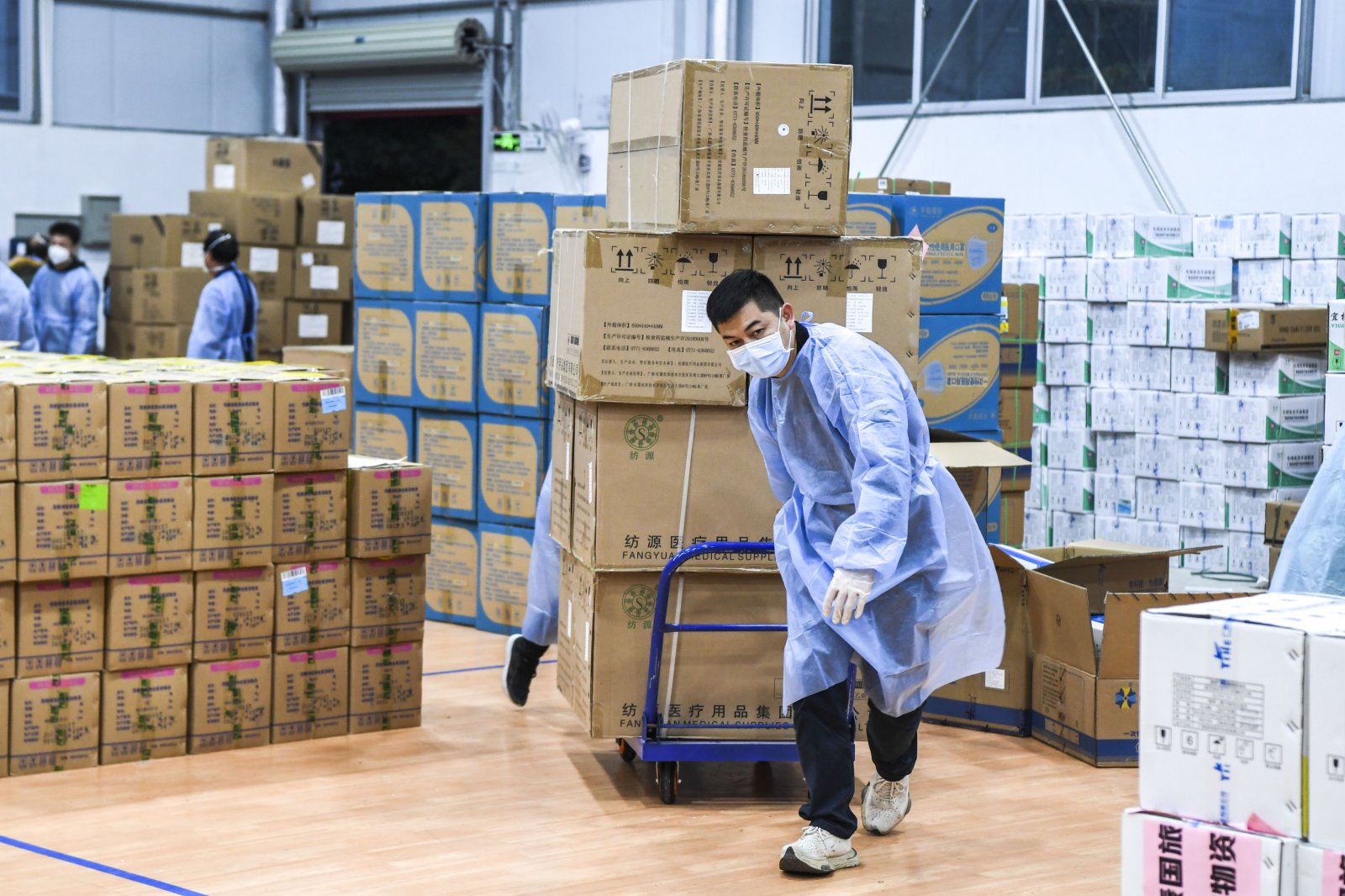 2月11日，在德保縣一處倉庫，工作人員在轉運接收的醫療物資。（新華社）