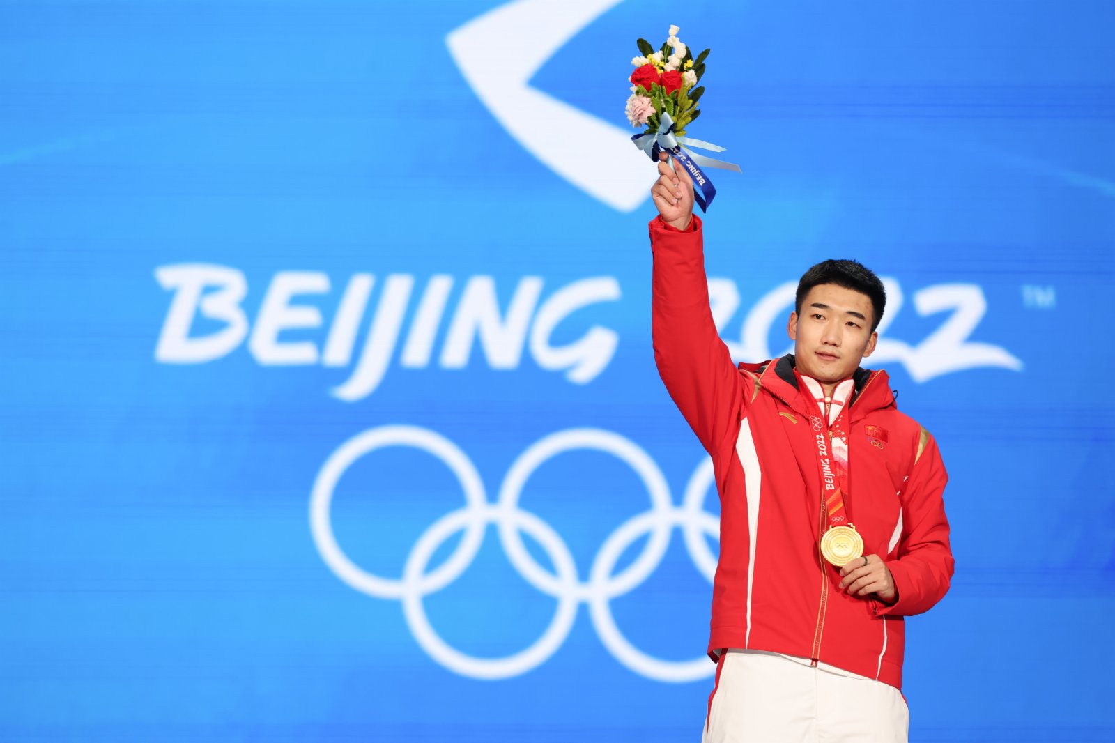 冠軍高亭宇在獎牌頒發儀式上。