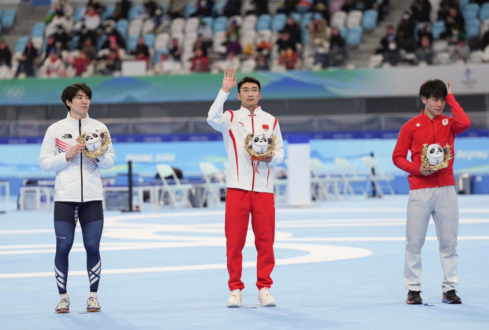 中國選手高亭宇（中）、韓國選手車旼奎（左）與日本選手森重航在頒發紀念品儀式上。