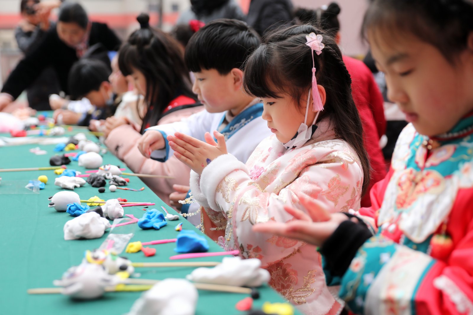 2月14日，在安徽省淮北市第三實驗小學，學生們在學習捏面塑。（新華社）