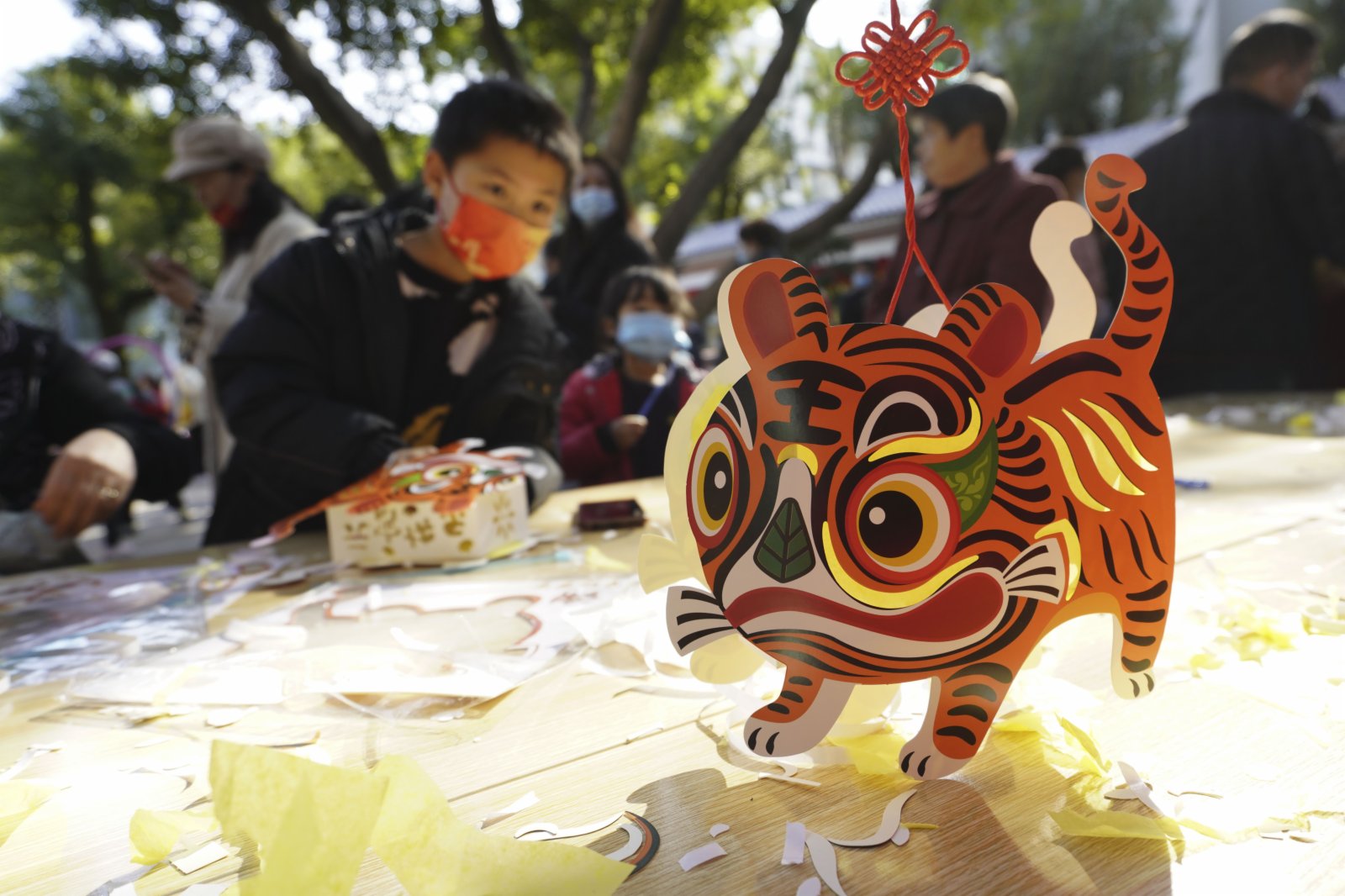 2月14日，在浙江省溫州市鹿城區蒲鞋市街道綠園社區，小朋友在製作生肖虎燈籠。（新華社）