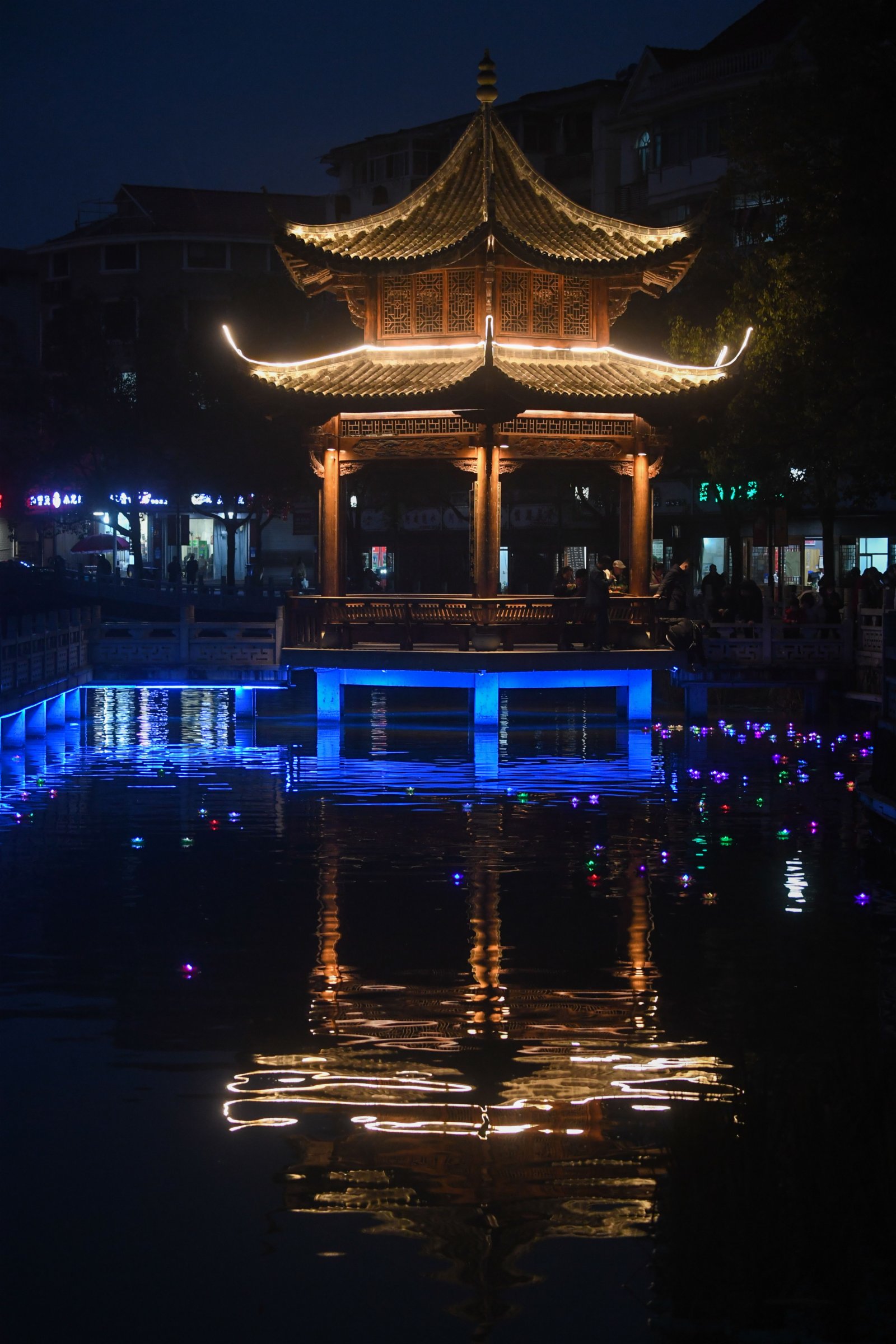 2月14日，市民在壽昌鎮放水上花燈。