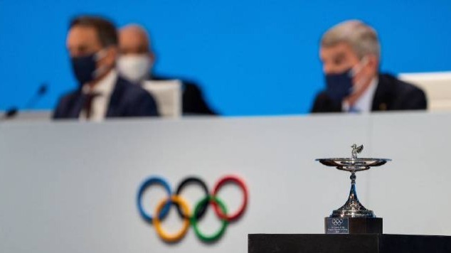 巴赫將奧林匹克杯授予中國人民：感謝對冬奧貢獻