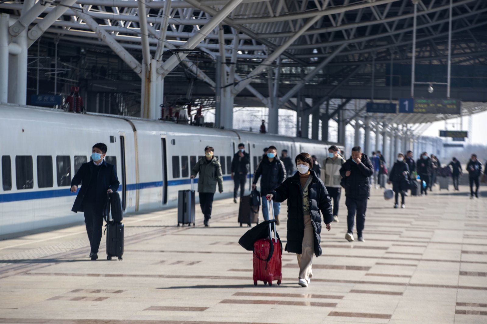 2月25日，乘客在江蘇泰州站準備上車。新華社