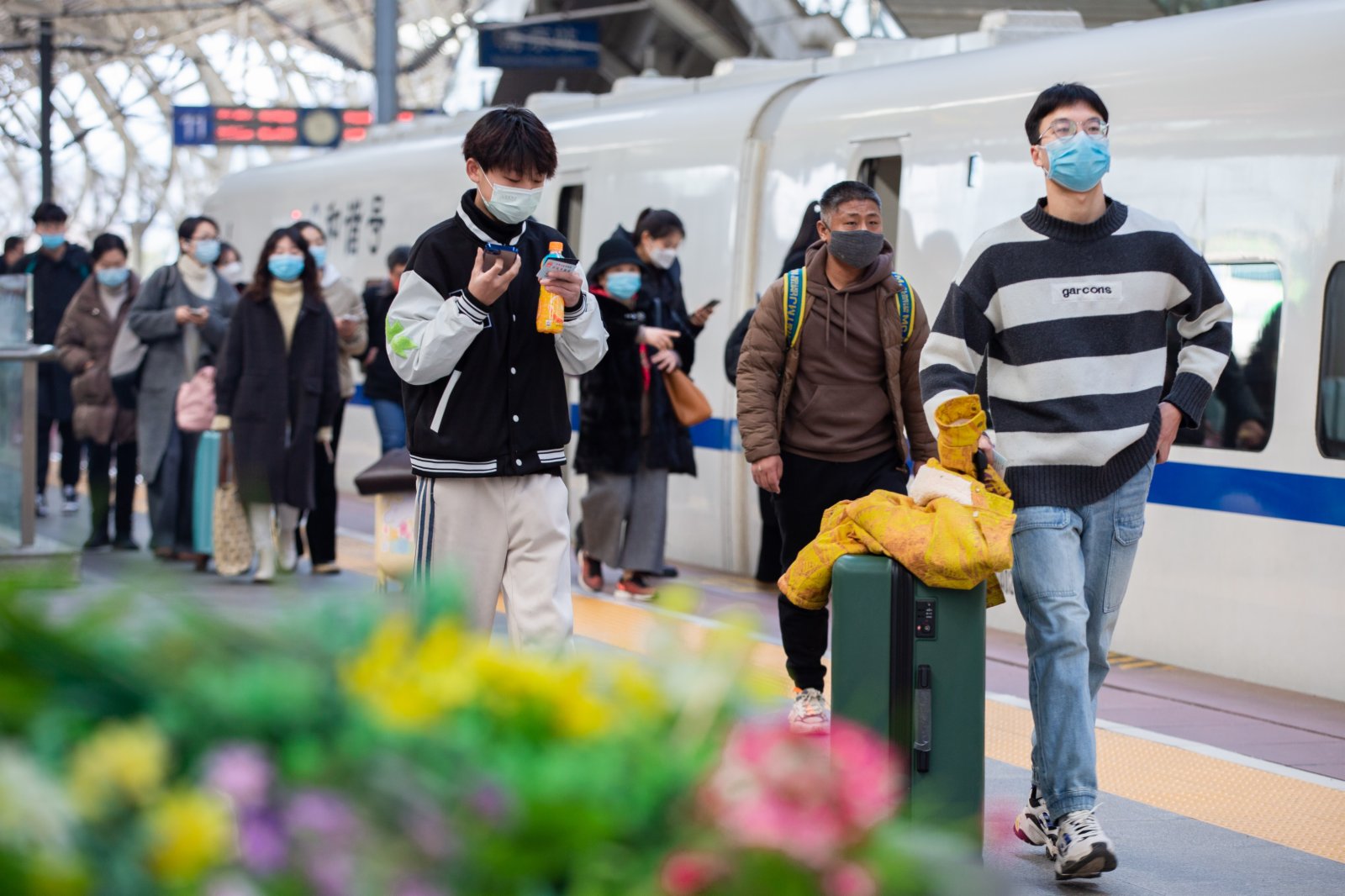 2月25日，旅客在南京火車站乘車出行。新華社