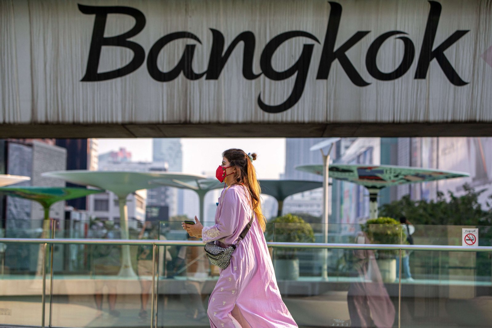 3月5日，行人走在泰國曼谷一座天橋上。（新華社）