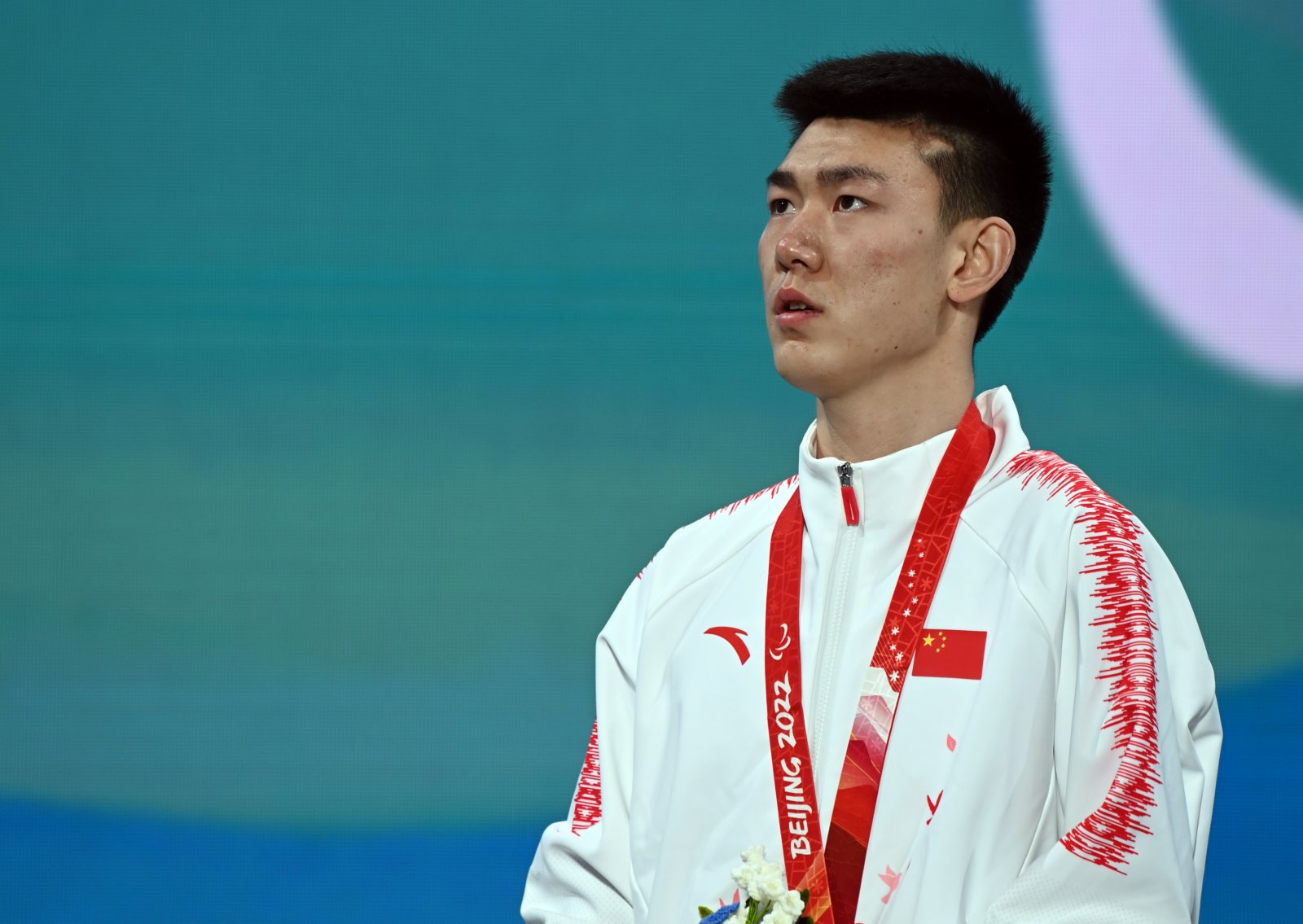 獲得冠軍的中國選手梁景怡在頒獎儀式上。（新華社）