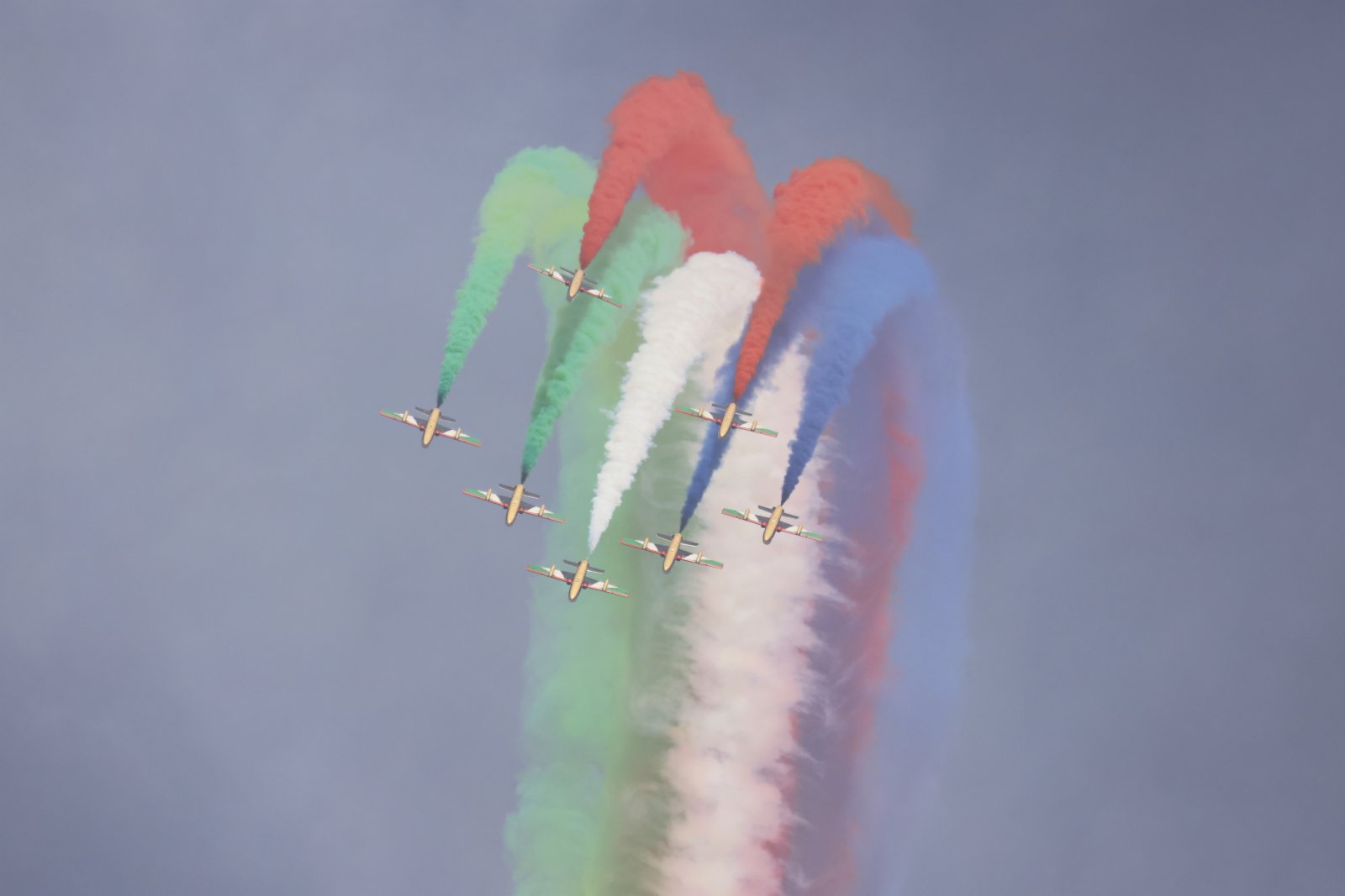 3月8日，在沙特阿拉伯首都利雅得，阿聯酋空軍騎士飛行表演隊進行飛行特技表演。（新华社）