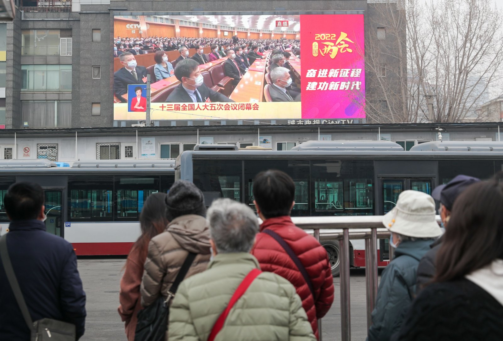圖為北京市民通過戶外大屏觀看閉幕會畫面。 中新社