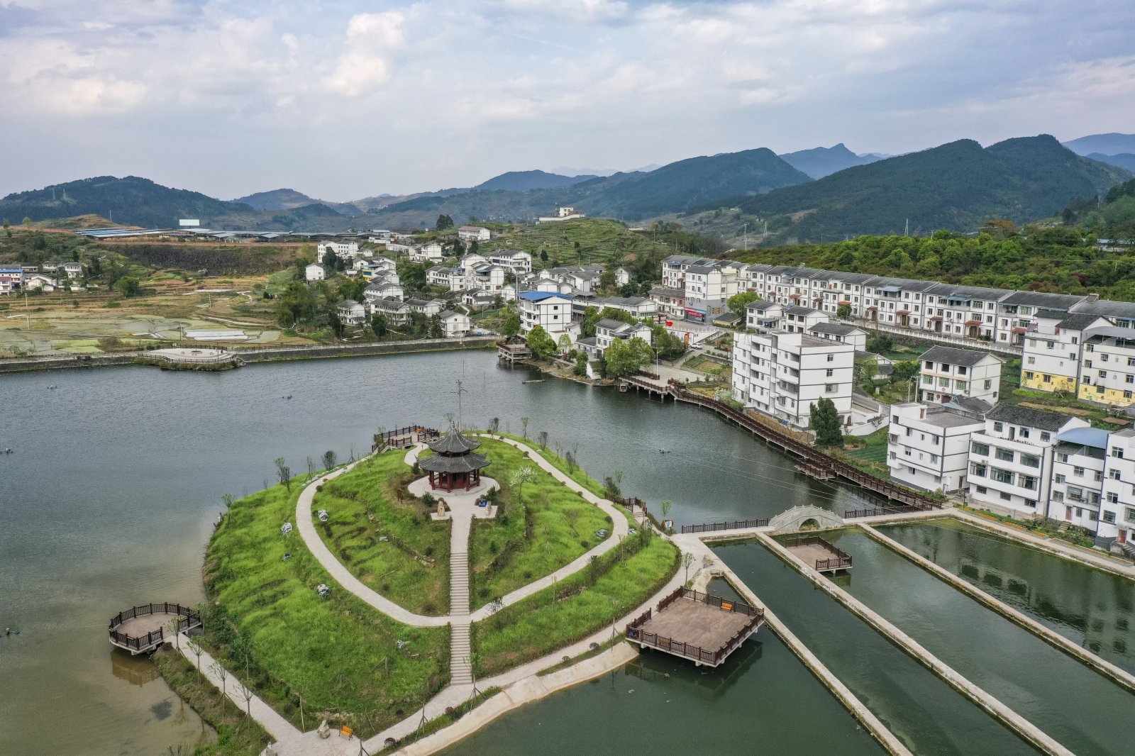 3月14日拍攝的重慶市豐都縣高家鎮建國村厚慈濕地公園（無人機照片）。（新華社）