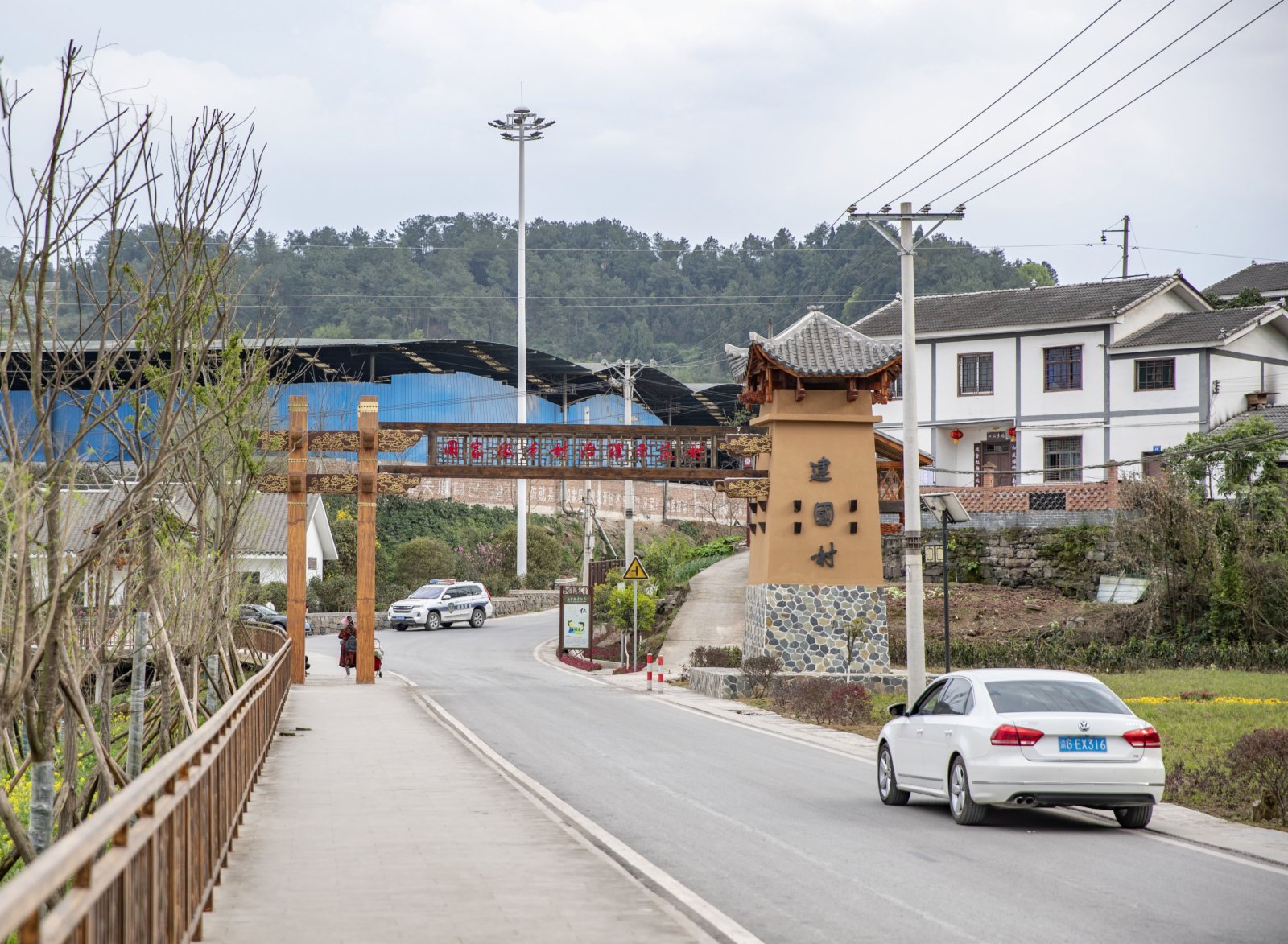 3月14日，車輛行駛在重慶市豐都縣高家鎮建國村修好的柏油馬路上。（新華社）