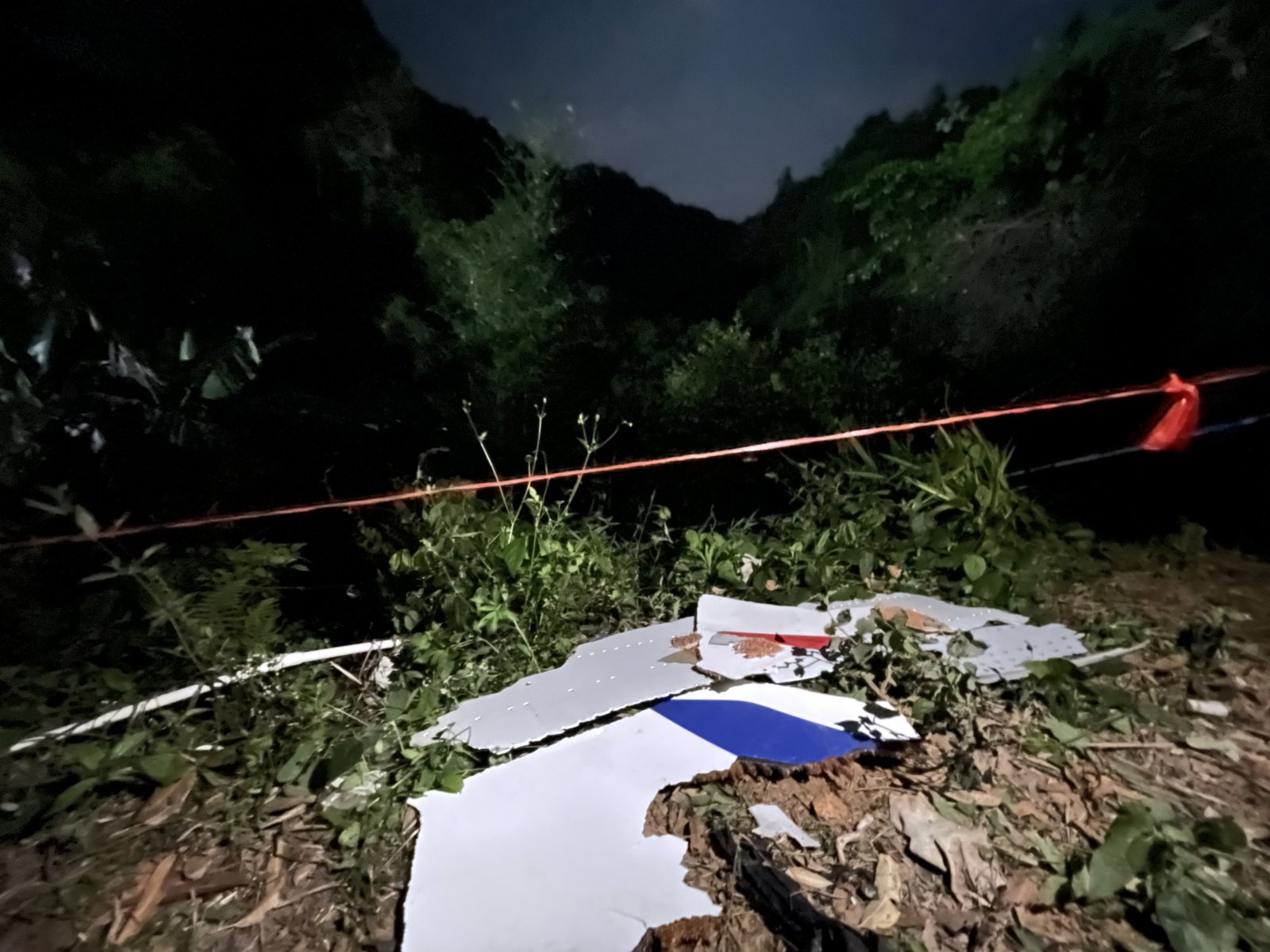 3月22日，廣西藤縣墜機事故現場散落的飛機殘骸。（新華社）