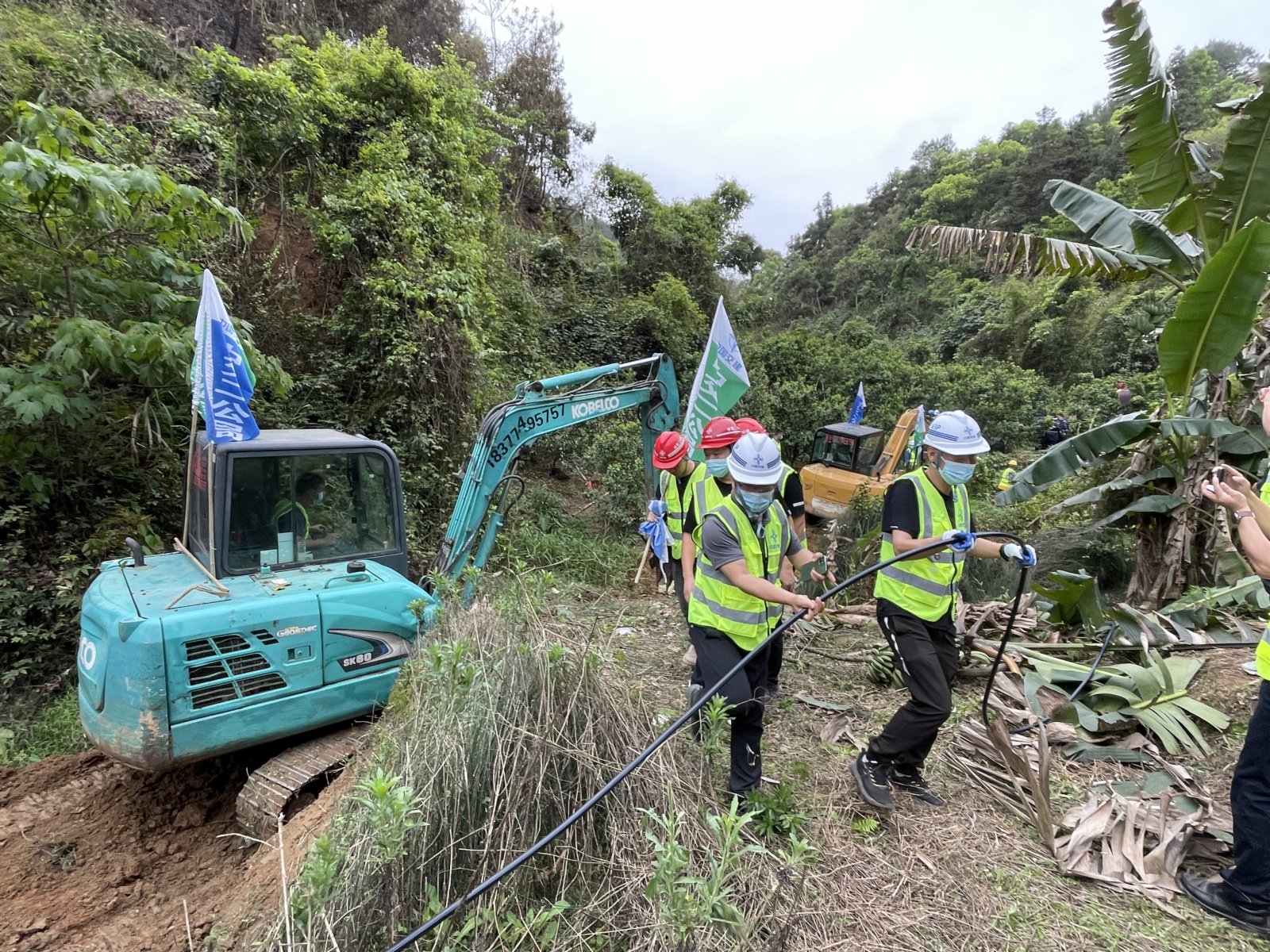 3月22日，在广西藤县埌南镇莫埌村，挖掘机开挖进入东航MU5735客机坠毁事故现场的通道，为后续工作铺平道路。