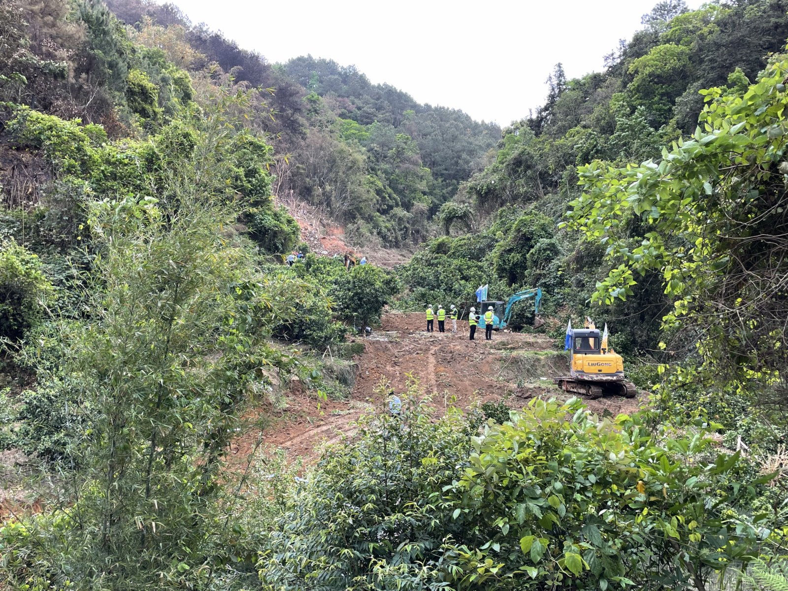 3月22日，在广西藤县埌南镇莫埌村，挖掘机开挖进入东航MU5735客机坠毁事故现场的通道，为后续工作铺平道路。