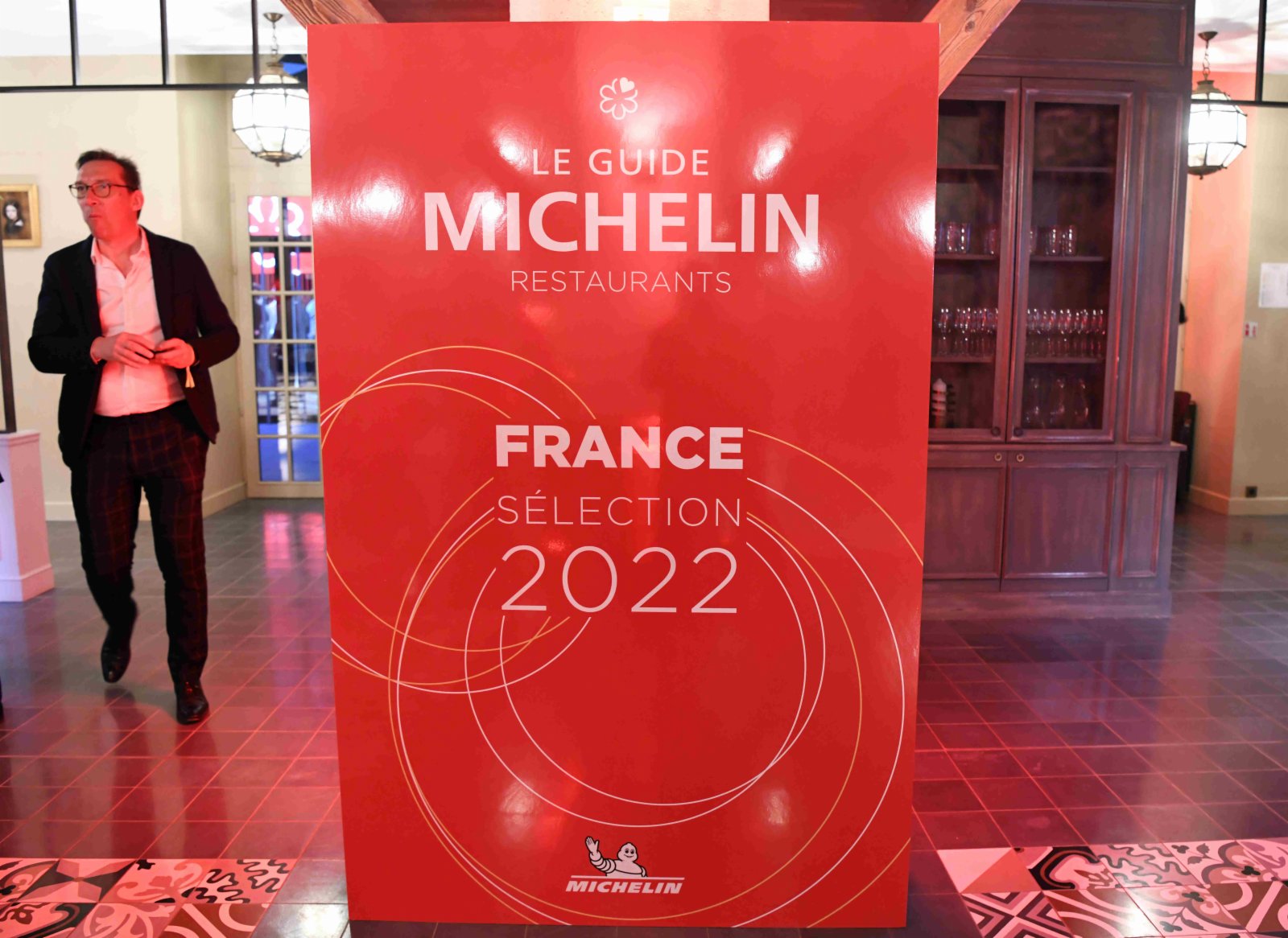 圖為當晚在科尼亞克展示的2022年《米其林指南》法國版圖書模型。