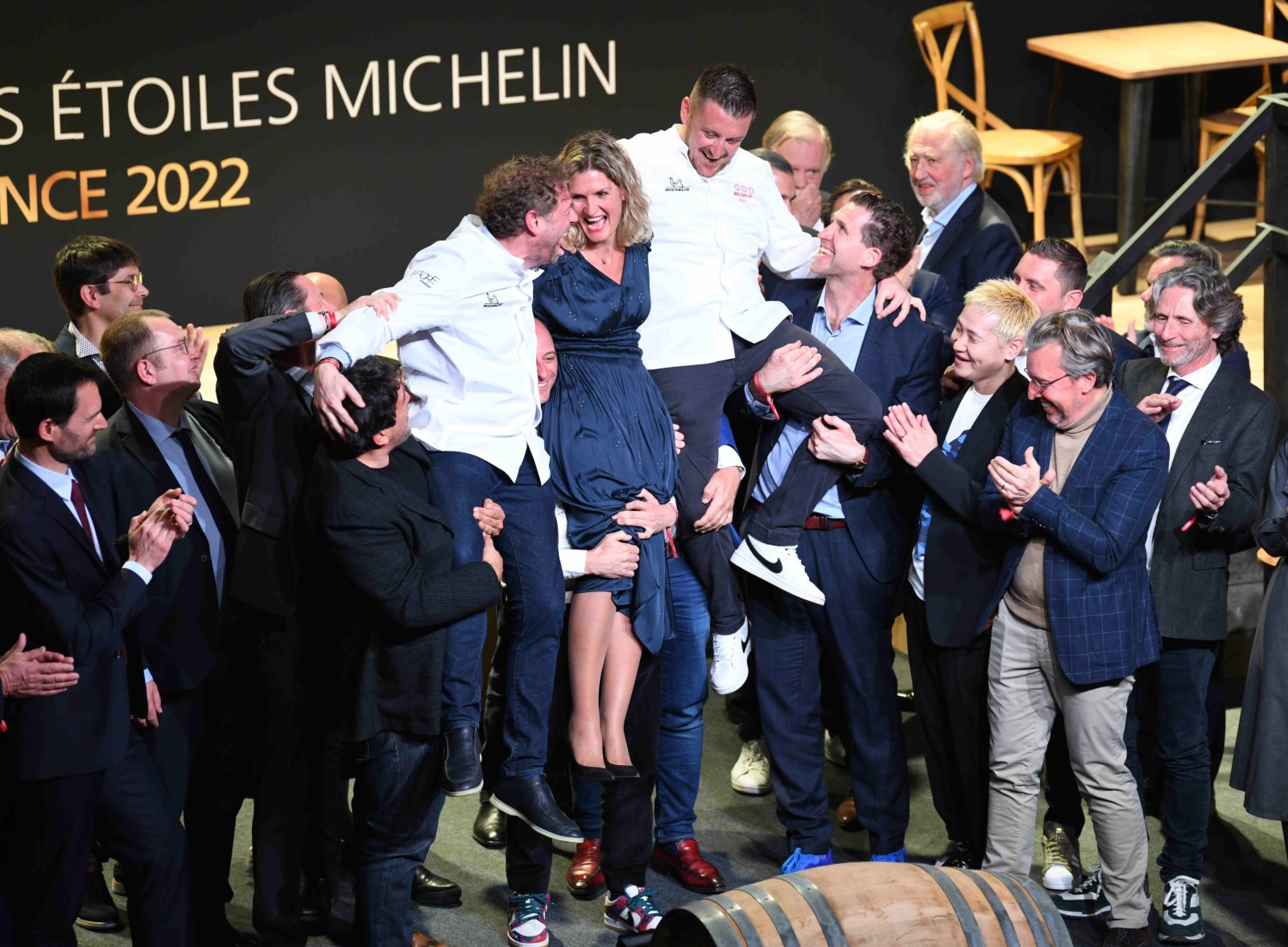 2022年法國版指南新增兩家三星餐館，這兩家三星餐館的經營者在當天舉行的星級餐館揭曉儀式上被人們高高舉起。 