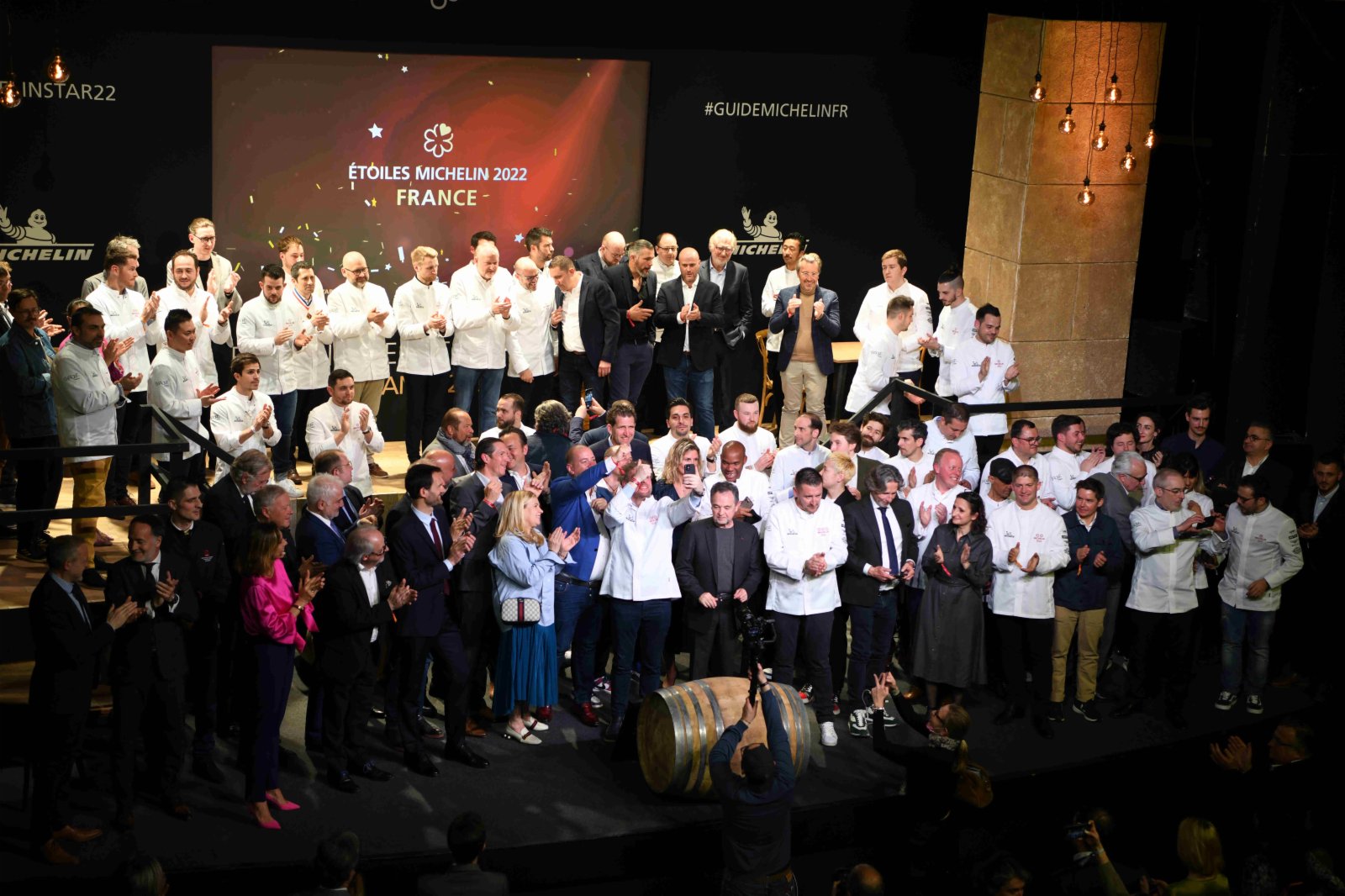 2022年法國版指南新增49家星級餐館，這些餐館的經營者在當天舉行的星級餐館揭曉儀式集體合影。