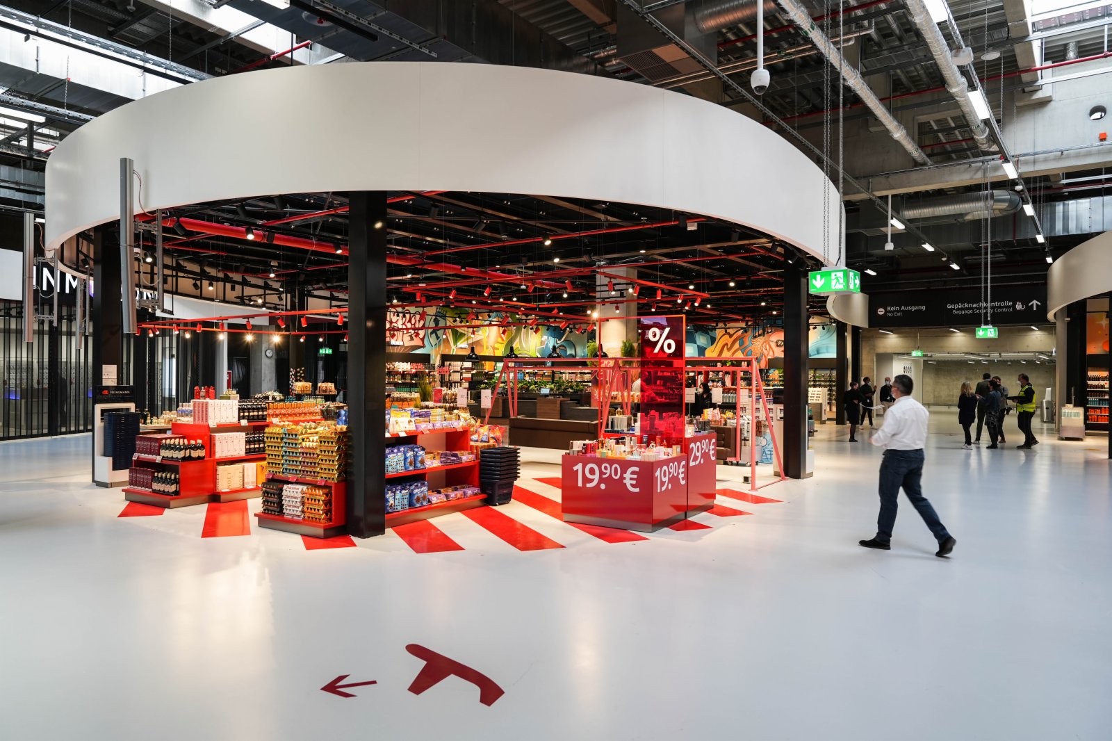 這是3月23日在德國首都柏林南郊拍攝的柏林-勃蘭登堡機場2號航站樓購物區一角。（新華社）