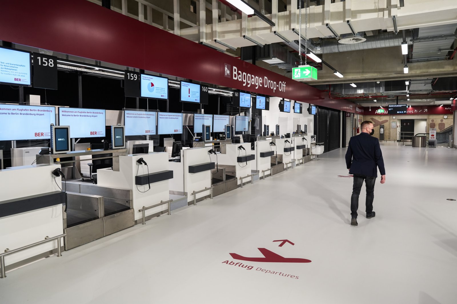 3月23日，在德國首都柏林南郊的柏林-勃蘭登堡機場2號航站樓，一名工作人員經過值機櫃臺。（新華社）