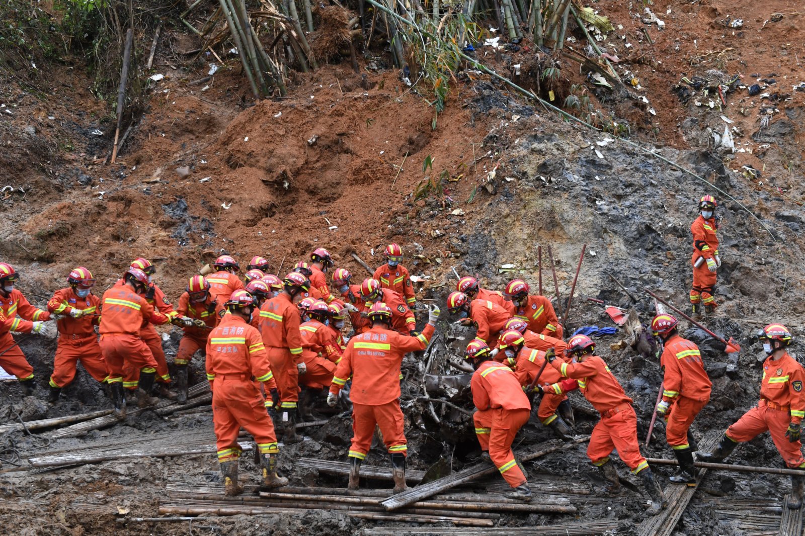 3月24日，搜救人員在事故核心現場繼續進行搜索工作。（新華社）