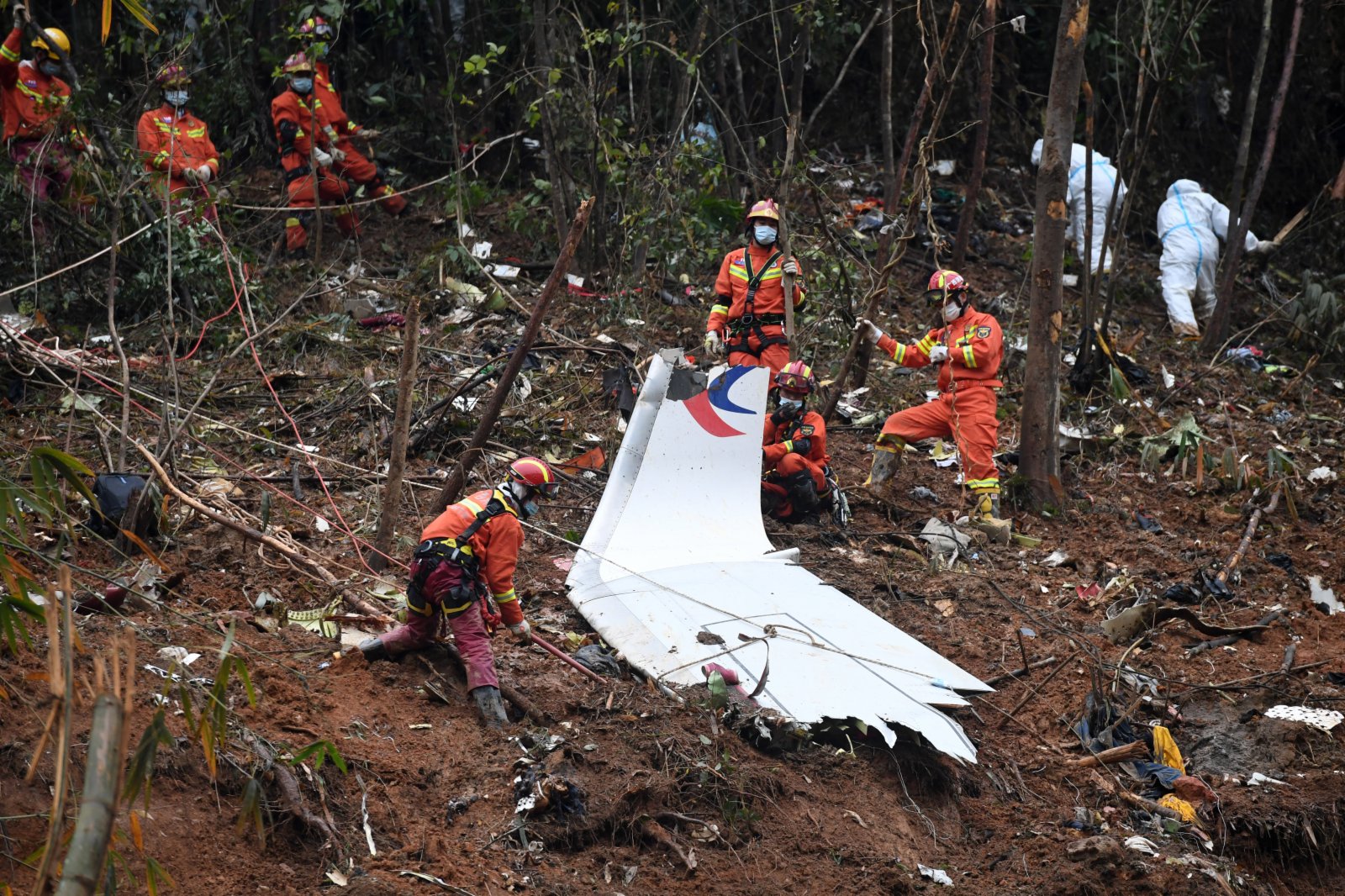 3月24日，搜救人員在事故核心現場繼續進行搜索工作。（新華社）