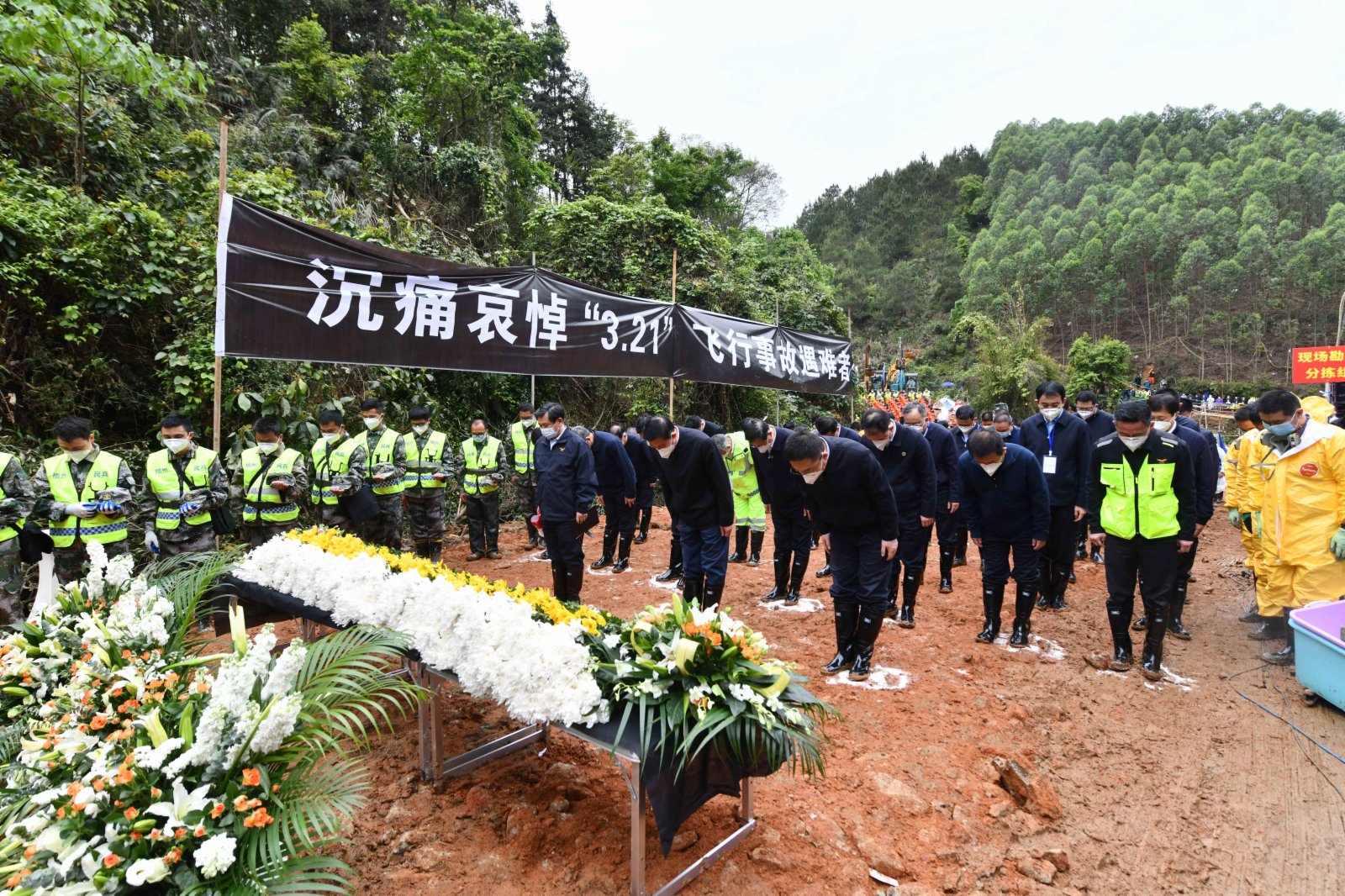 「3·21」東航MU5735航空器飛行事故遇難者集體哀悼活動在事發地搜救現場舉行，對遇難者表示哀悼。國務委員王勇參加哀悼活動。新華社