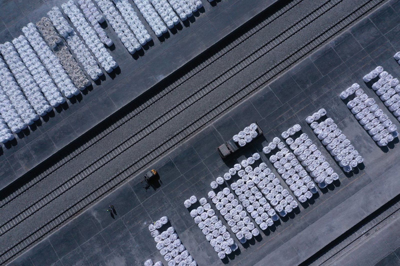 4月1日，在青海鹽湖工業股份有限公司鉀肥分公司貨場，車輛在裝運鉀肥(無人機照片)。
（新華社）