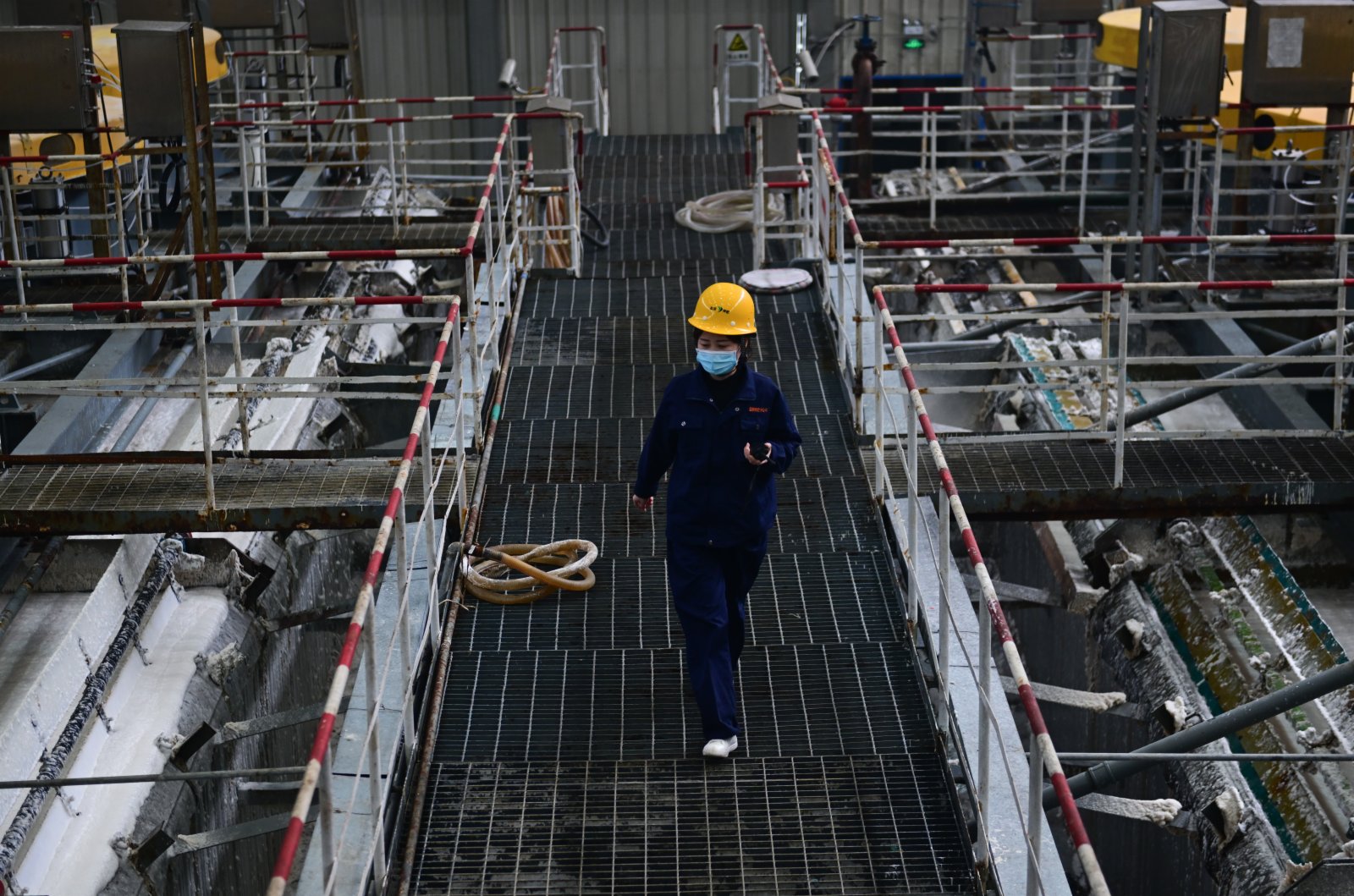 4月1日，在青海鹽湖工業股份有限公司鉀肥分公司加工車間，工人在巡檢鉀肥生產狀況。（新華社）