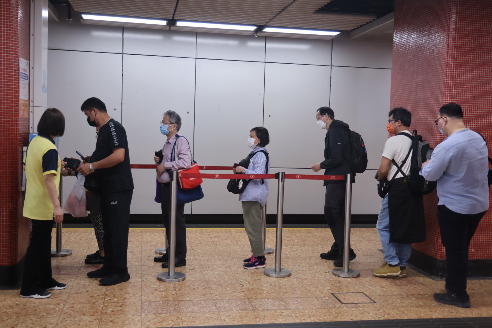 4月7日早晨，香港大批市民透過八達通於地鐵站內的補貼領取站領取消費券。香港中通社