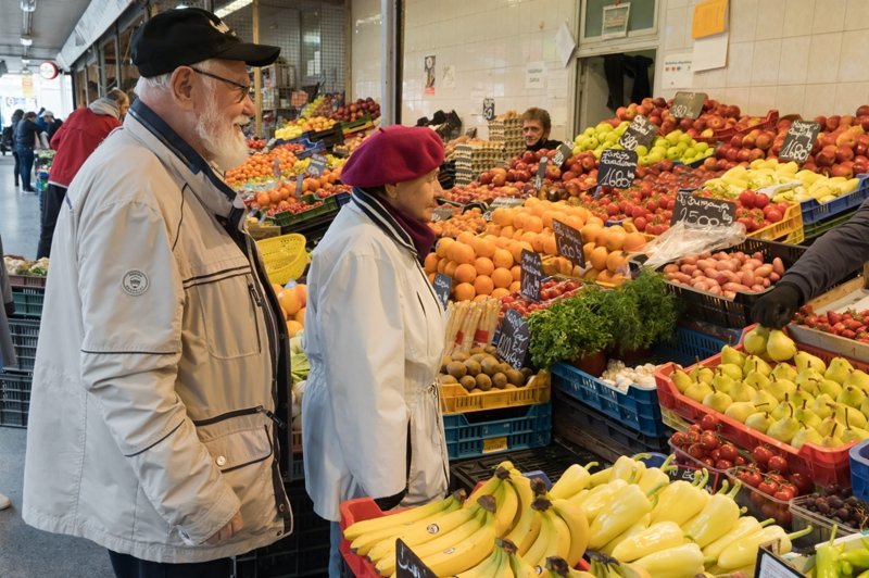 4月8日，顧客在匈牙利布達佩斯的一個市場內購物。 聯合國糧食及農業組織8日發布的3月食品價格指數達到159.3點，比2月增長12.6%，為1990年開始編製指數以來的最高值，其中植物油、穀物價格指數也創下新高。新華社發(弗爾季·奧蒂洛攝)