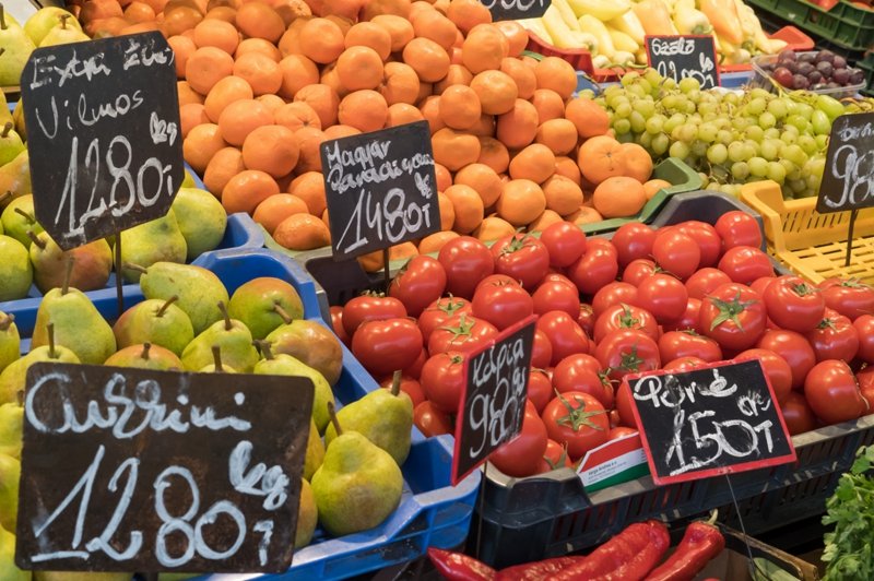 這是4月8日在匈牙利布達佩斯一個市場拍攝的水果和蔬菜。 聯合國糧食及農業組織8日發布的3月食品價格指數達到159.3點，比2月增長12.6%，為1990年開始編製指數以來的最高值，其中植物油、穀物價格指數也創下新高。新華社發(弗爾季·奧蒂洛攝)