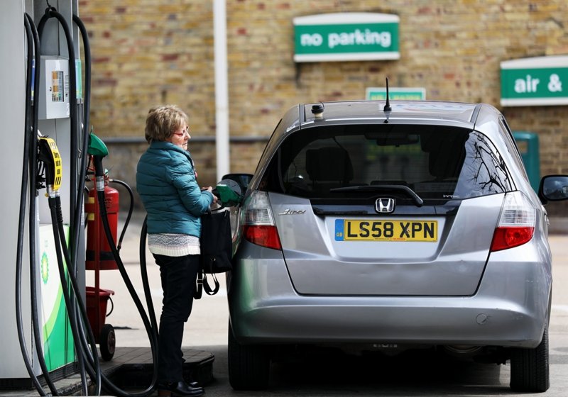 4月8日，一名女子在英國倫敦一處加油站加油。國際油價8日上漲。（新華社記者 李穎 攝）