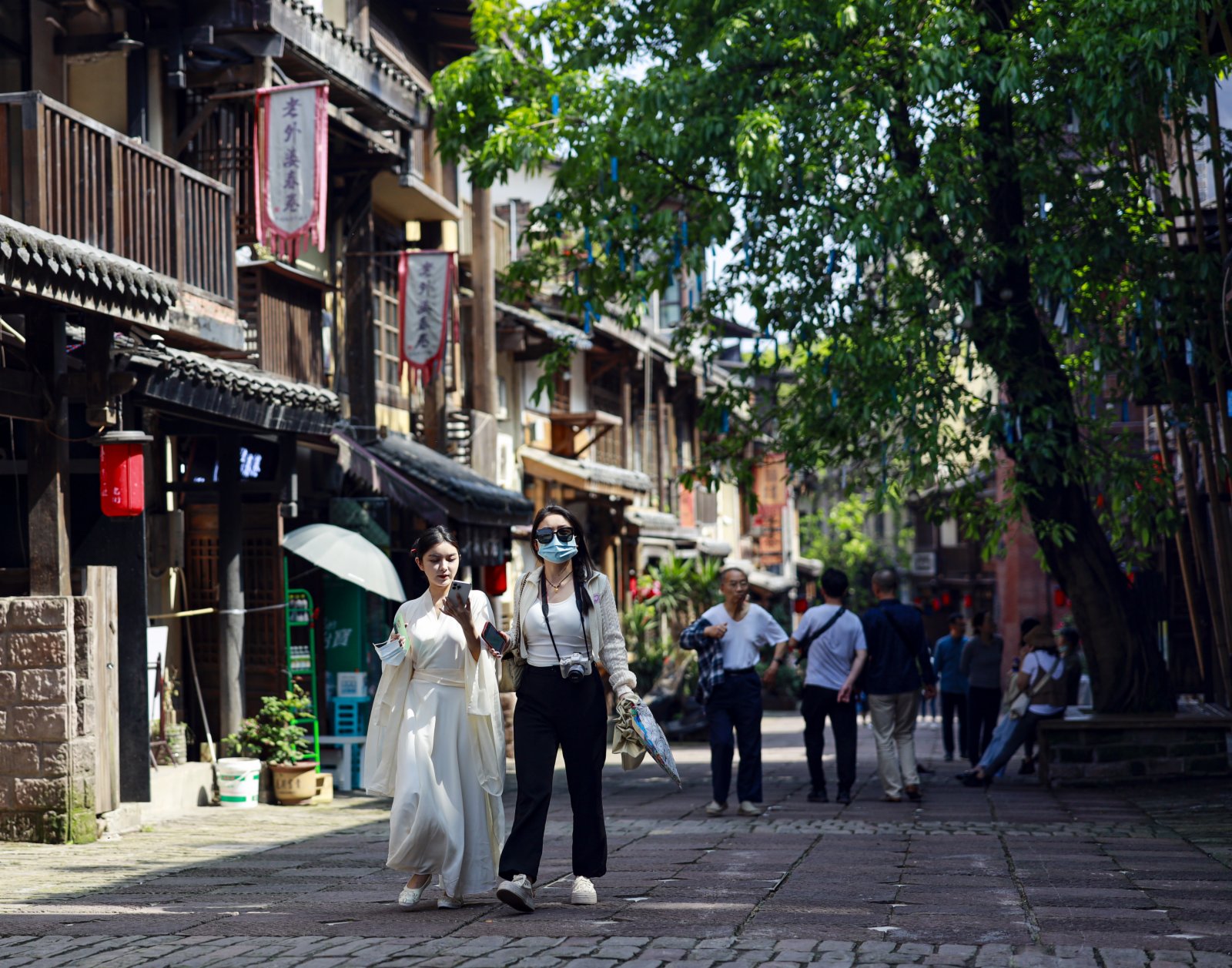 4月13日，遊客在重慶南岸區黃桷埡老街參觀遊覽。（新華社）