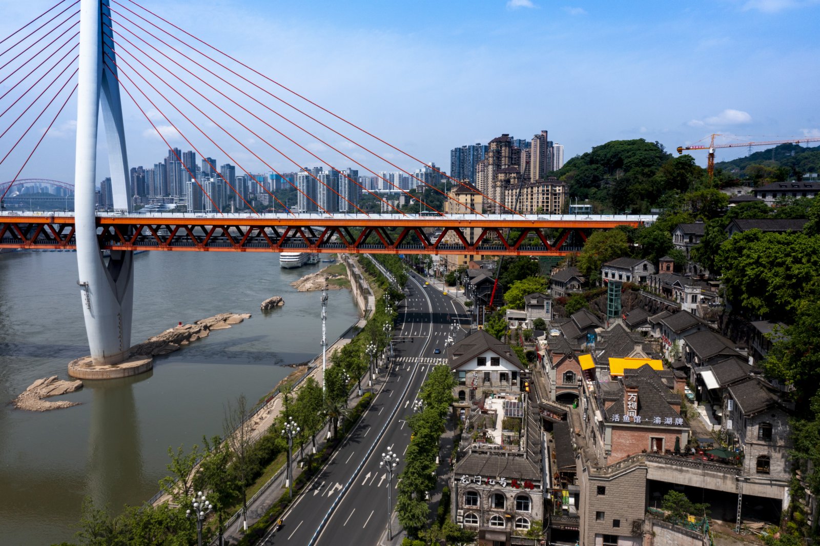 長江邊沿山勢而建的重慶南岸區龍門浩老街。（新華社）