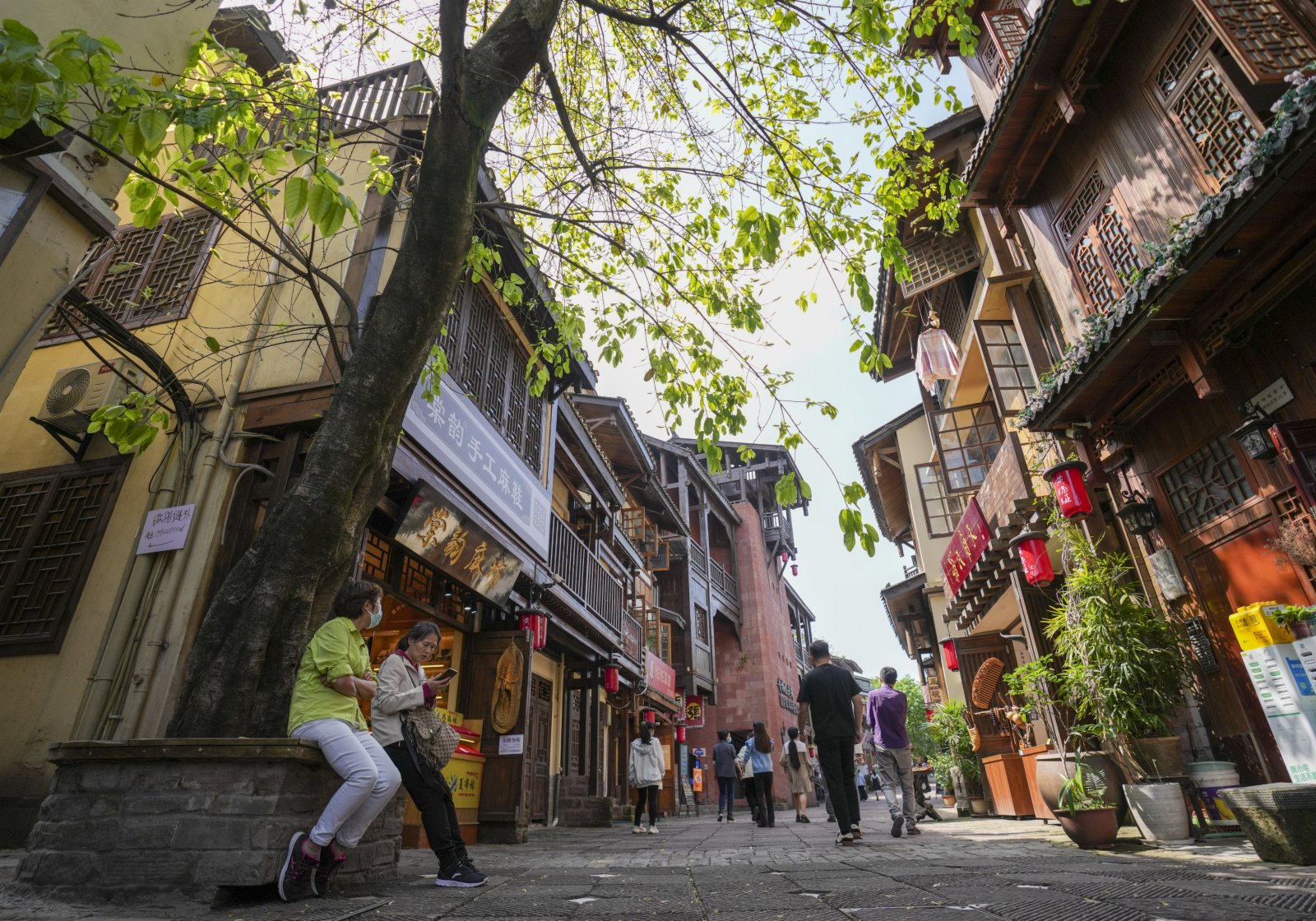 4月13日，遊客在重慶南岸區黃桷埡老街遊覽。（新華社）