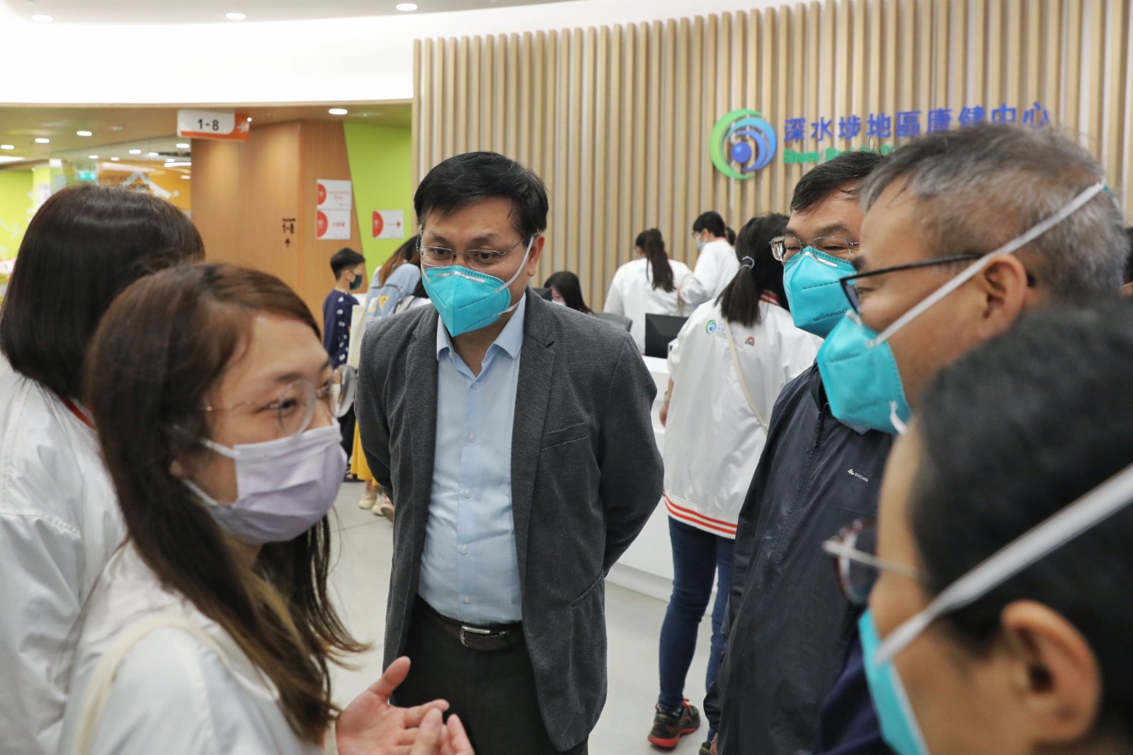 當日，由中國疾病預防控制中心傳染病預防控制所所長闞飆率領的內地疫情防控專家組亦到場考察長者快測包派發及疫苗接種情況。（中新社）