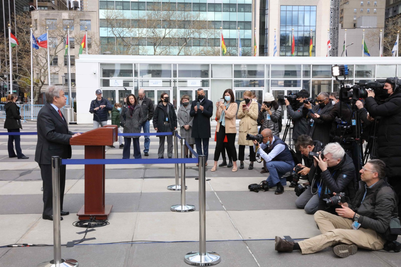4月19日，聯合國秘書長古特雷斯在紐約聯合國總部標誌性雕塑「打結的手槍」前對記者發表談話。新華社