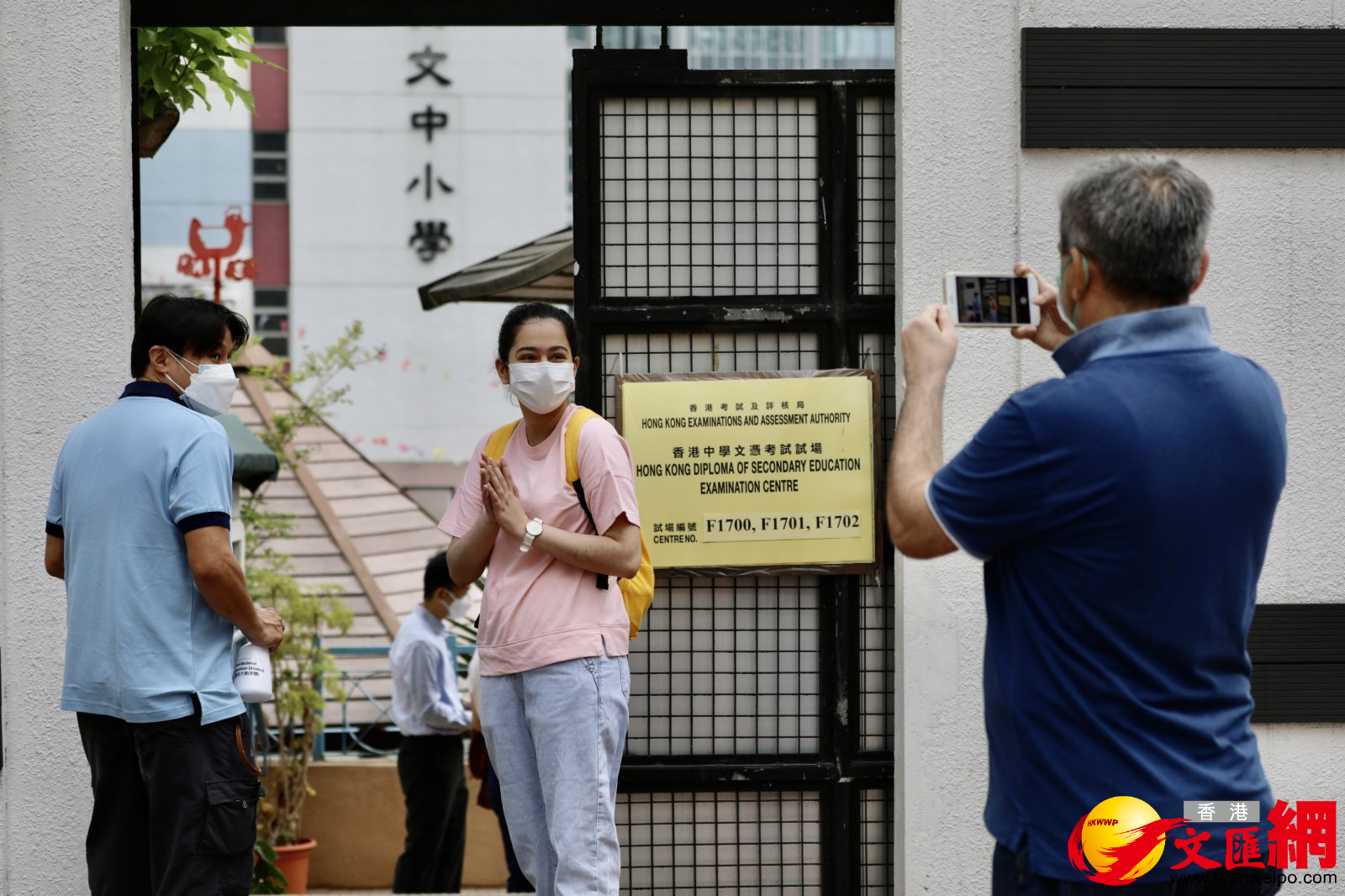 有家長送子女到考場，紀錄寶貴一刻。（大公文匯全媒體記者李斯哲 攝）