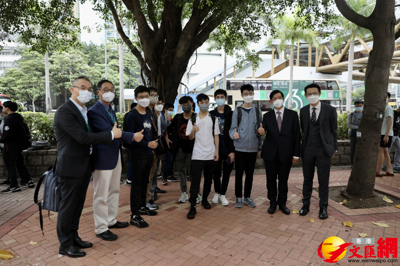 考試及評核局主席容永祺（右二）到英華書院視察考場並為學生加油打氣。（大公文匯全媒體記者李斯哲 攝）