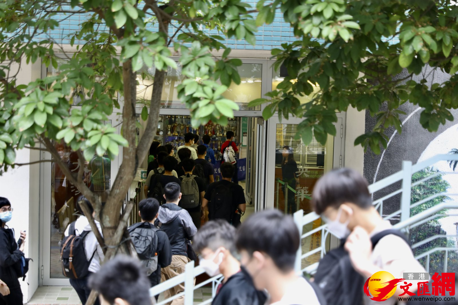 考生們有序進入考場。（大公文匯全媒體記者李斯哲 攝）