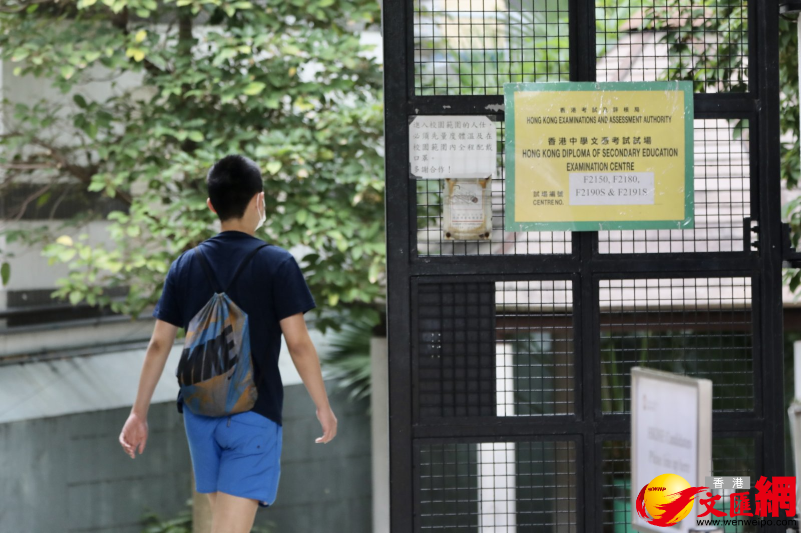 考生有序進入考場。（大公文匯全媒體記者李斯哲 攝）