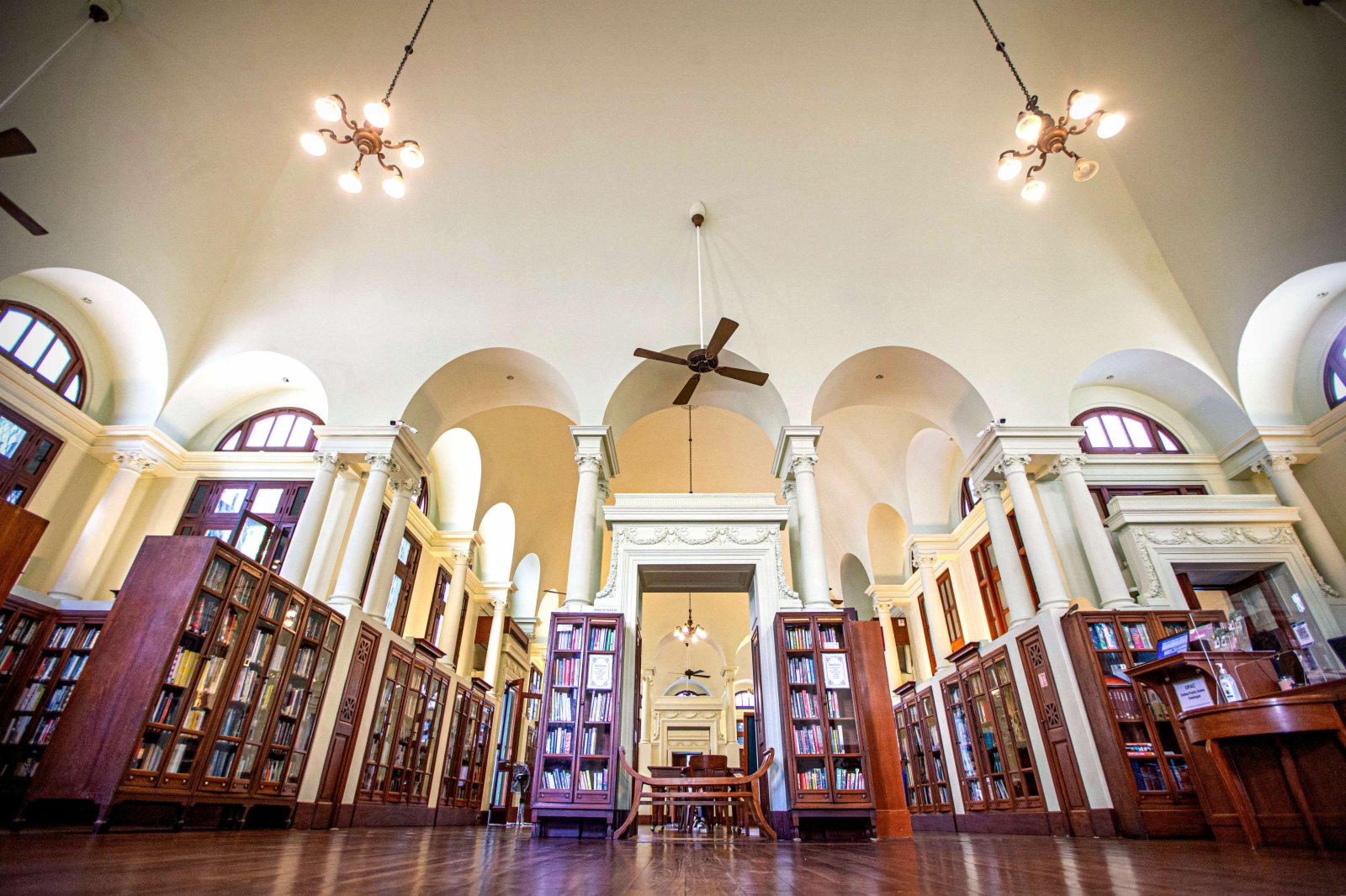 這是4月22日在泰國曼谷拍攝的尼爾森·海斯圖書館內景。（新華社）