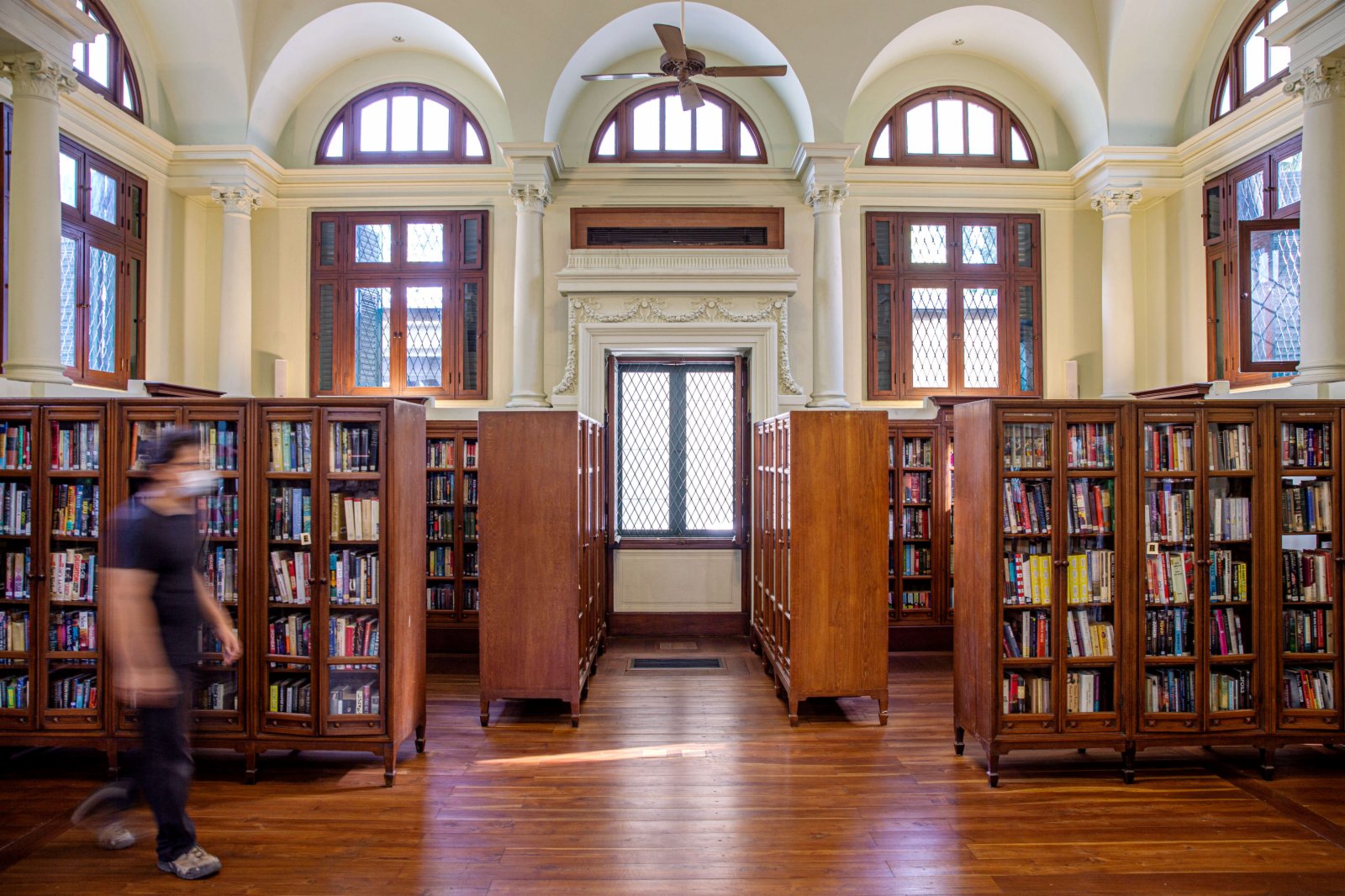 這是4月22日在泰國曼谷拍攝的尼爾森·海斯圖書館內景。（新華社）