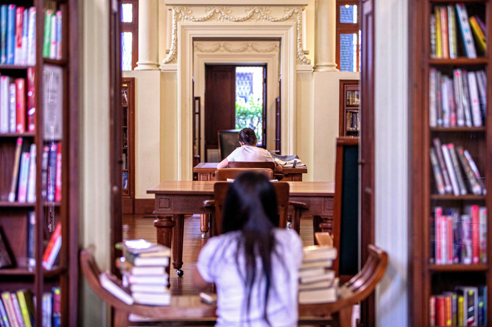 這是4月22日在泰國曼谷拍攝的尼爾森·海斯圖書館內景。（新華社）