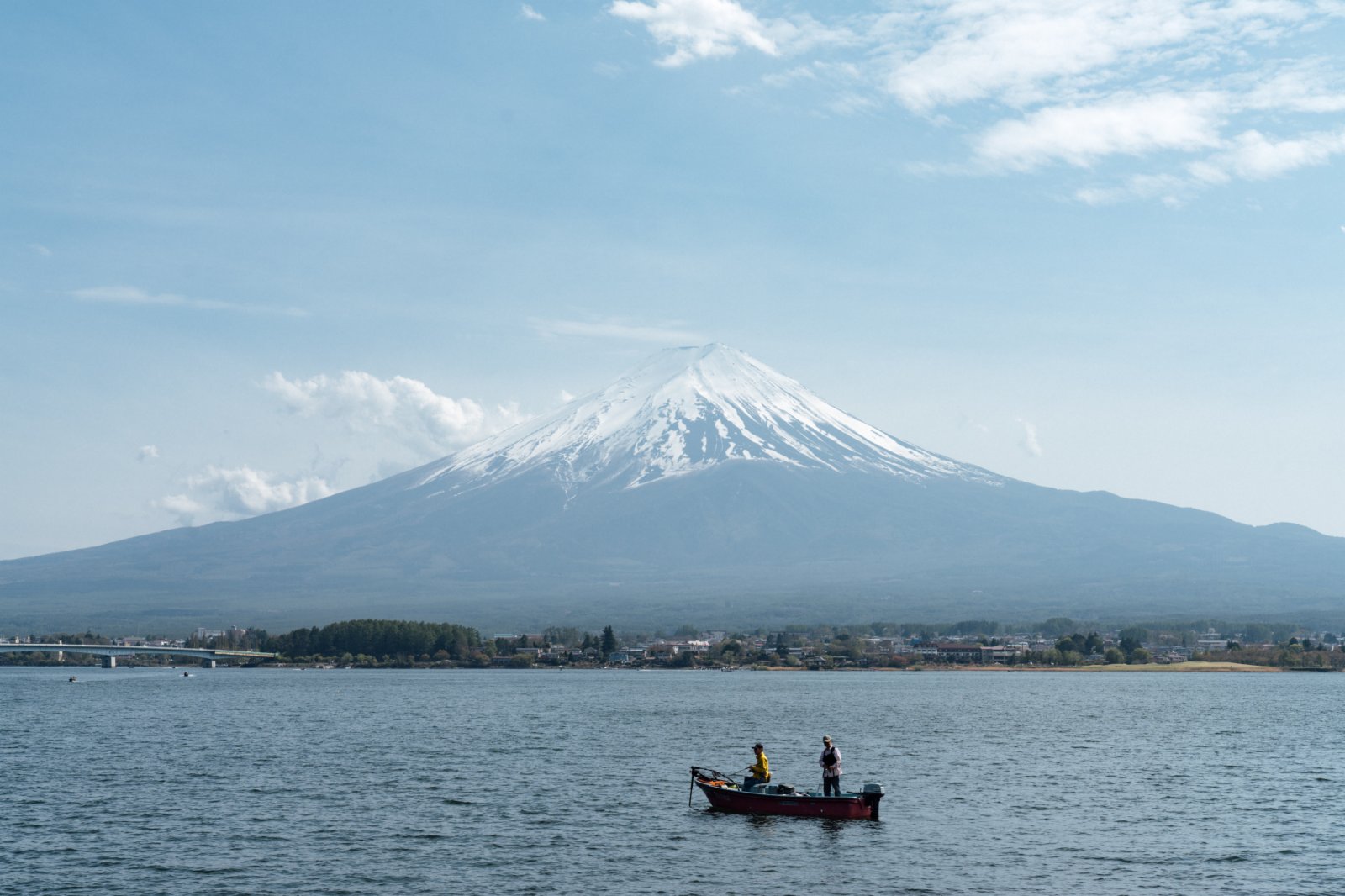 日本山梨縣河口湖和富士山。（新華社）