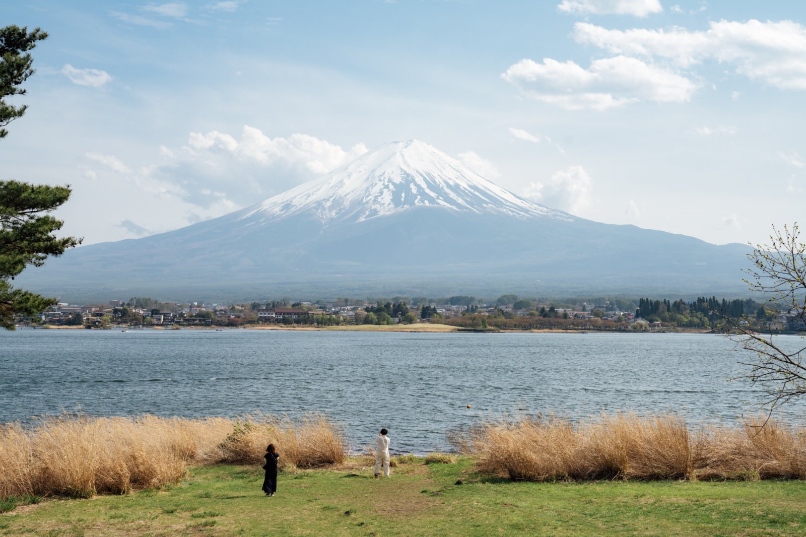 日本山梨縣河口湖和富士山。（新華社）