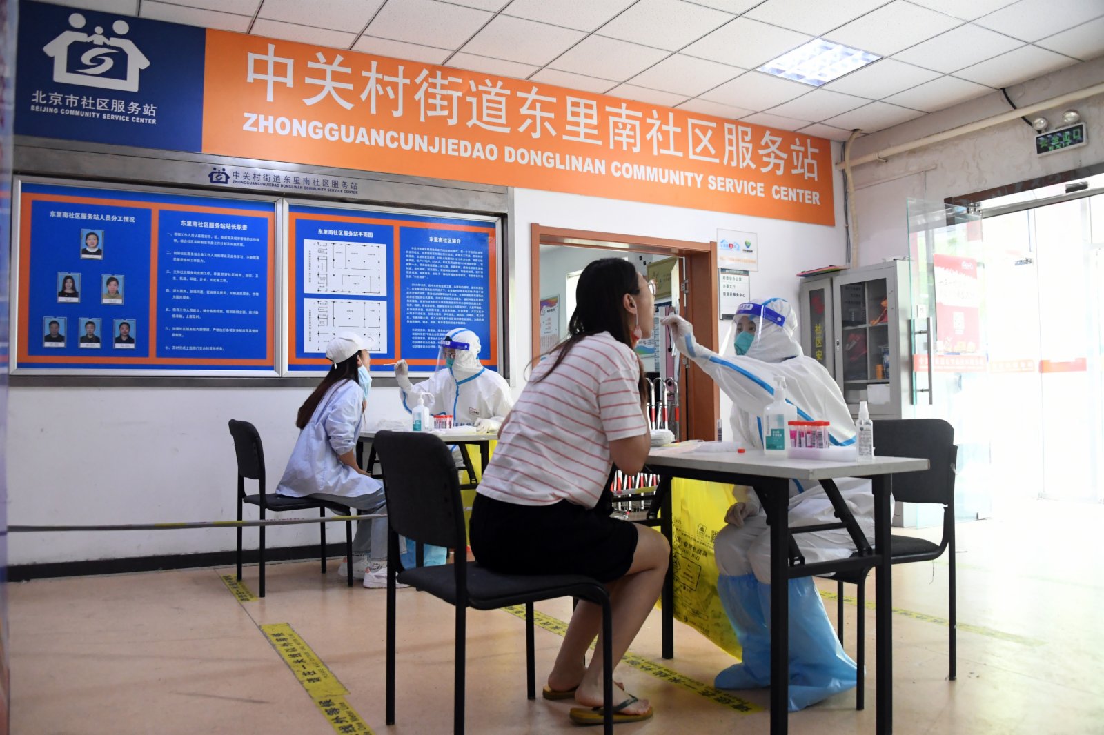 5月5日，在北京市海澱區中關村街道東里南社區臨時核酸檢測採樣點，醫務人員進行核酸採樣。新華社