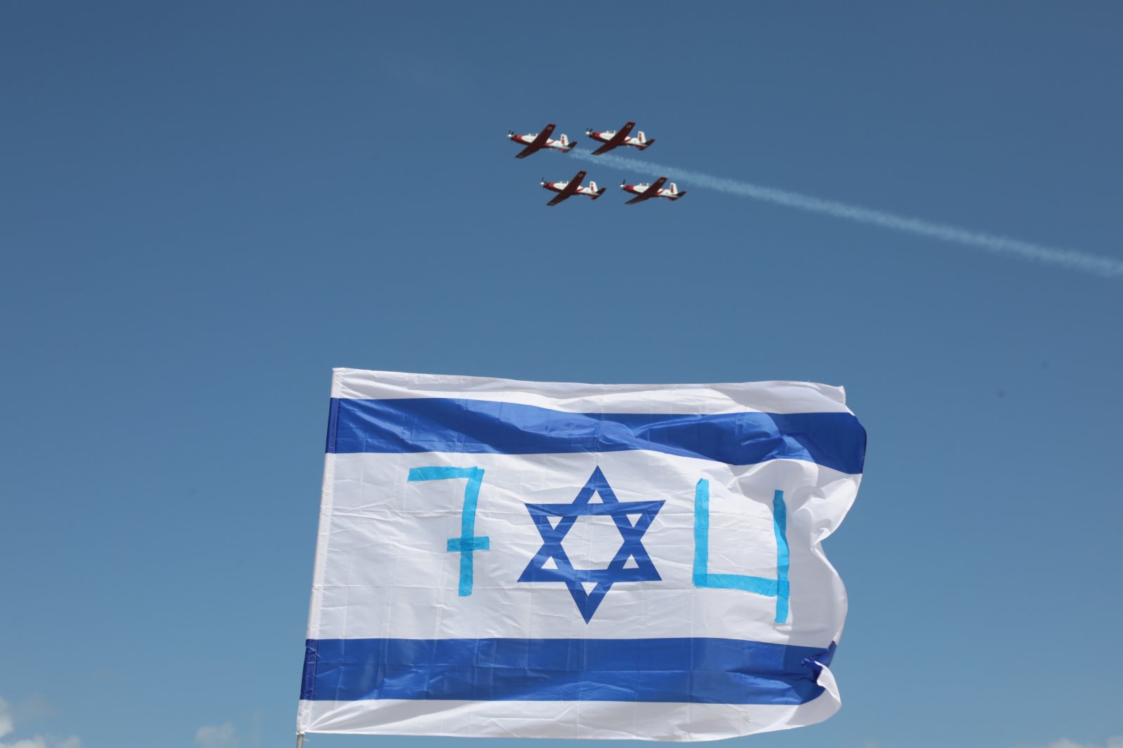 5月5日，在以色列特拉維夫，以色列飛機進行飛行表演。（新華社）